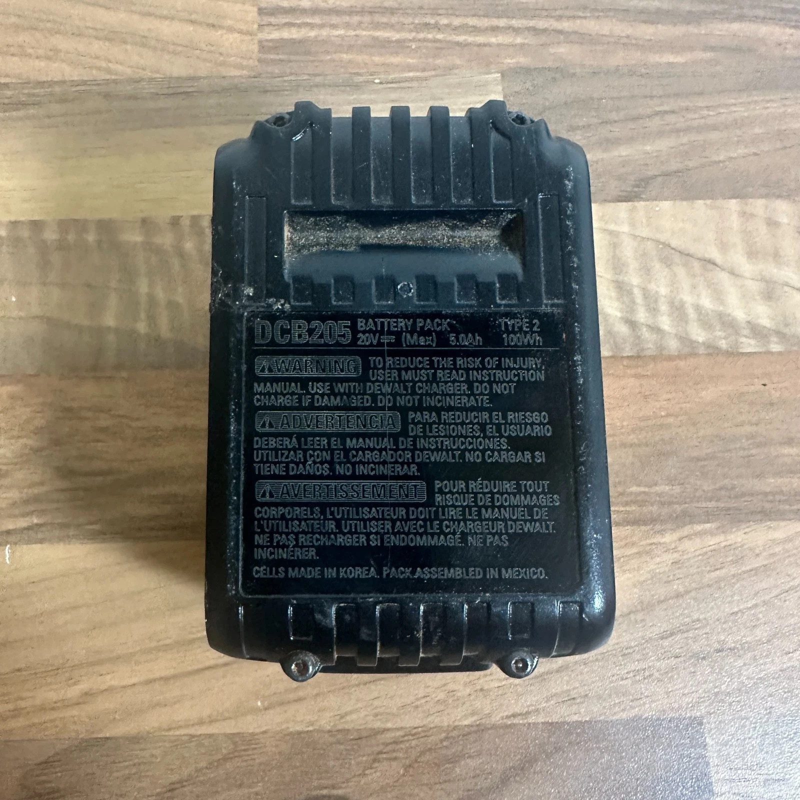 DeWalt DCB205 XR Battery Pack 20V MAX 5.0Ah Li-Ion Rechargeable Power Tool - Image 2