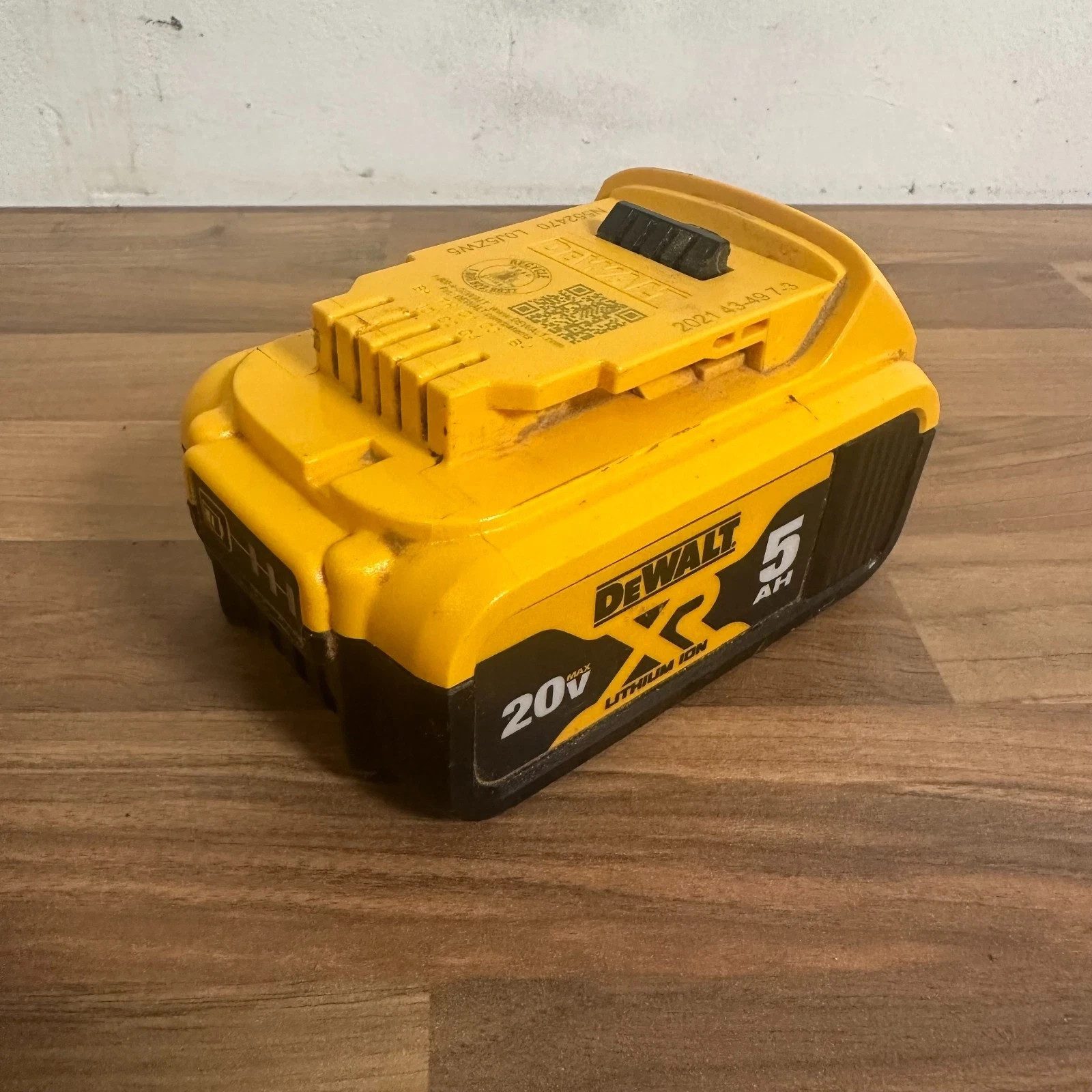 DeWalt DCB205 XR Battery Pack 20V MAX 5.0Ah Li-Ion Rechargeable Power Tool - Image 6