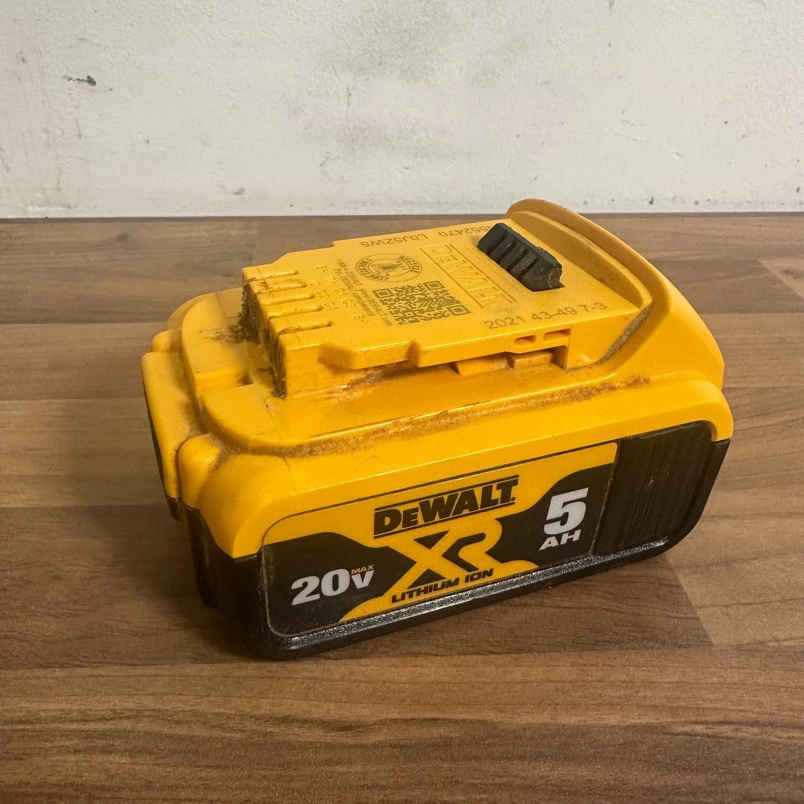 DeWalt DCB205 XR Battery Pack 20V MAX 5.0Ah Li-Ion Rechargeable Power Tool - Image 9