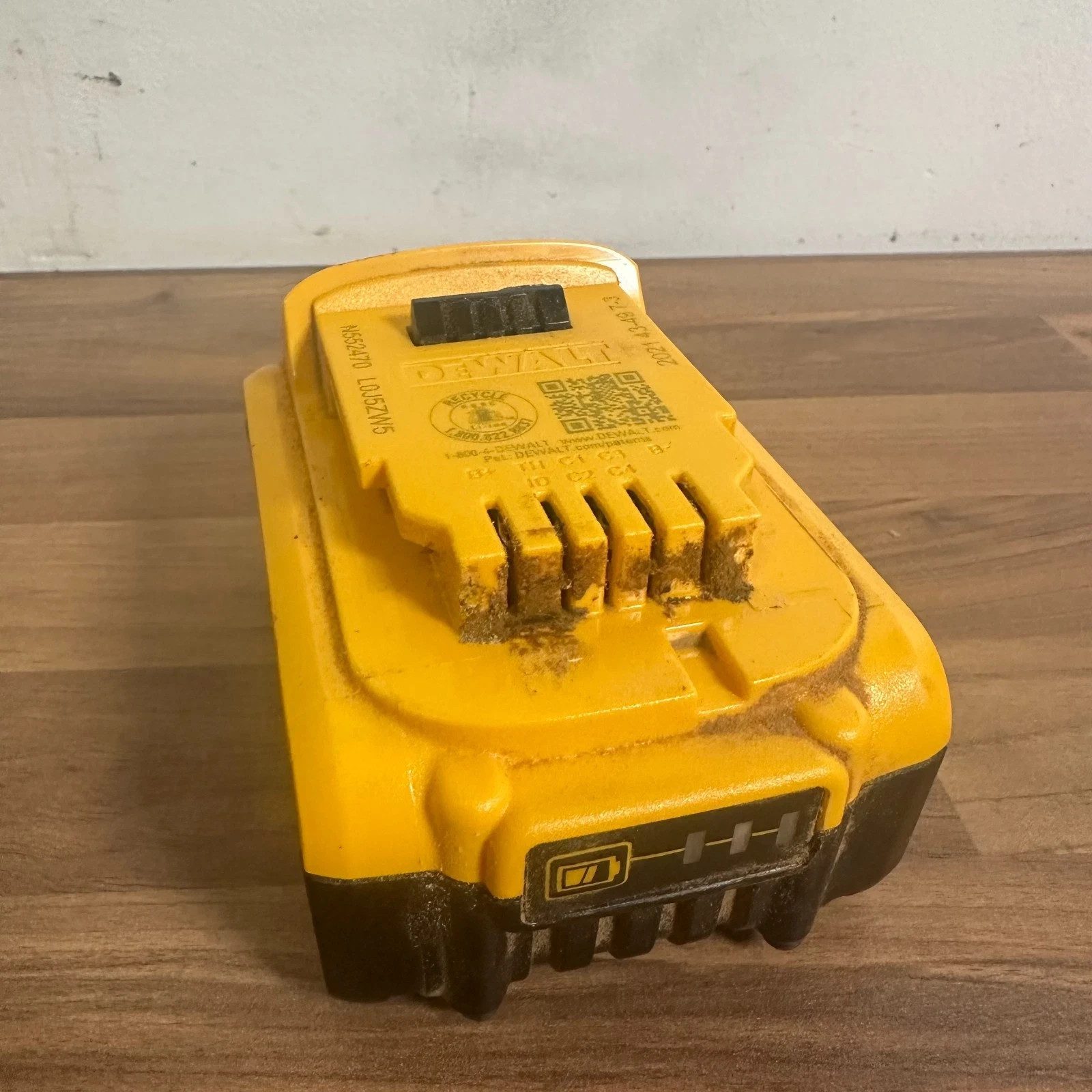 DeWalt DCB205 XR Battery Pack 20V MAX 5.0Ah Li-Ion Rechargeable Power Tool - Image 10