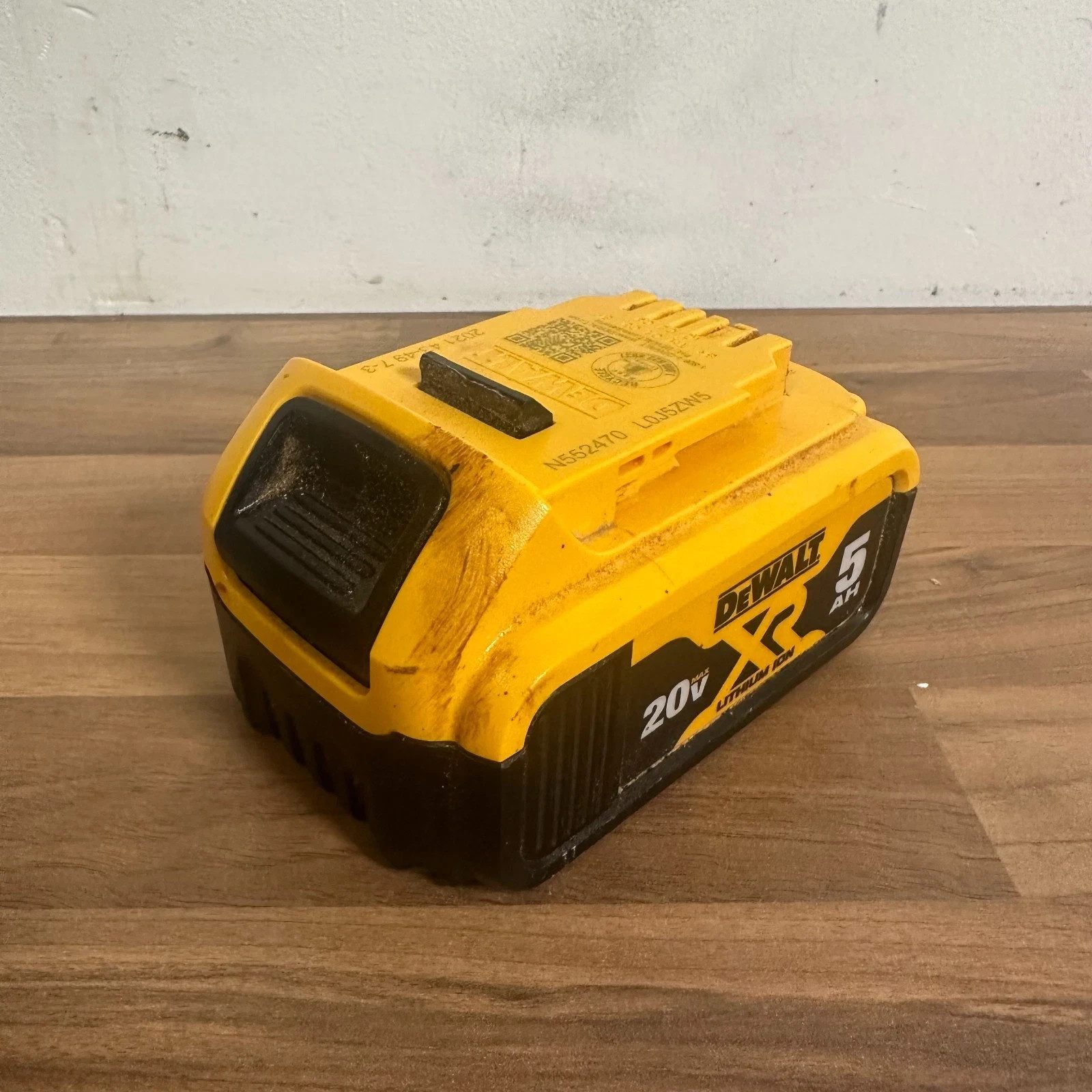 DeWalt DCB205 XR Battery Pack 20V MAX 5.0Ah Li-Ion Rechargeable Power Tool - Image 12