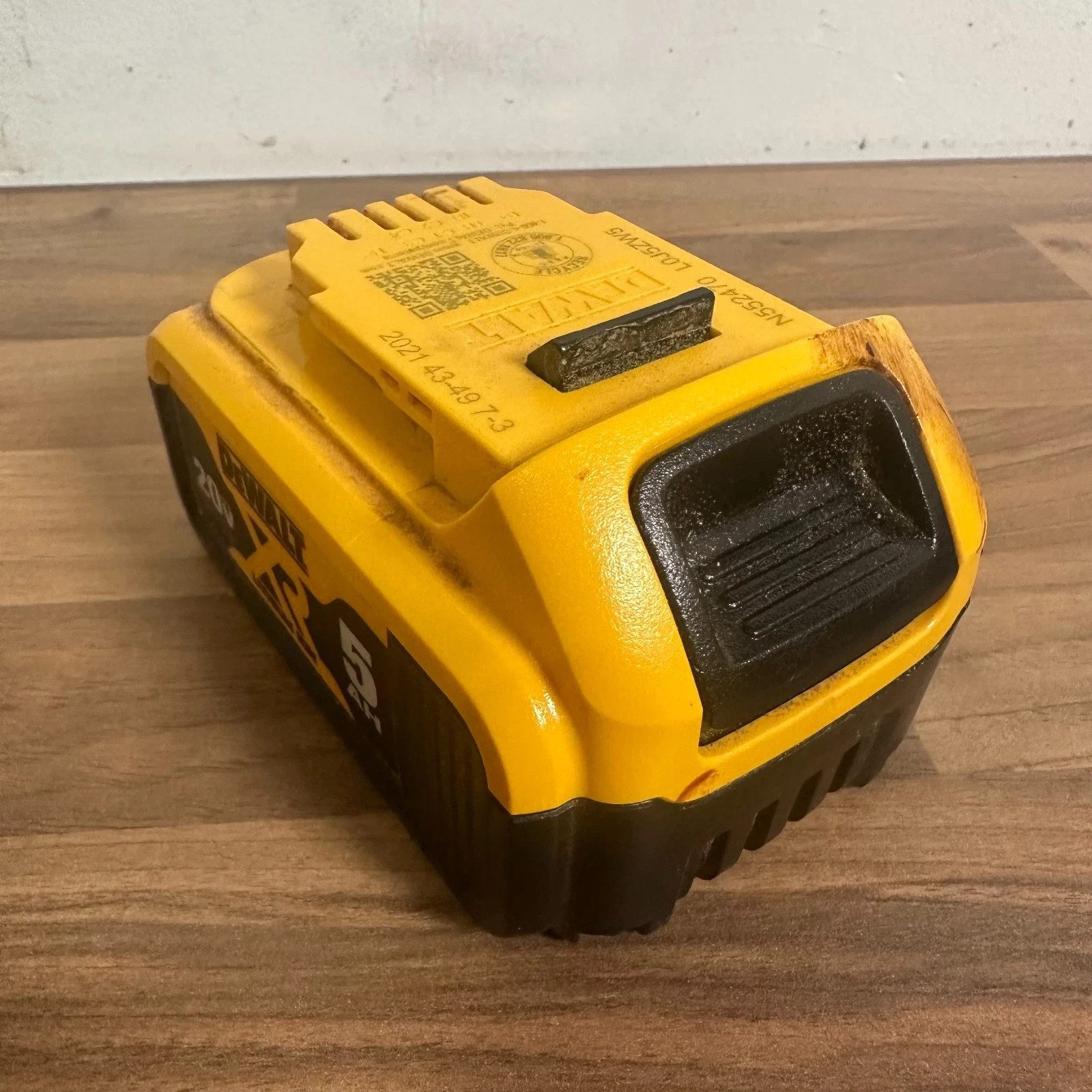 DeWalt DCB205 XR Battery Pack 20V MAX 5.0Ah Li-Ion Rechargeable Power Tool - Image 14