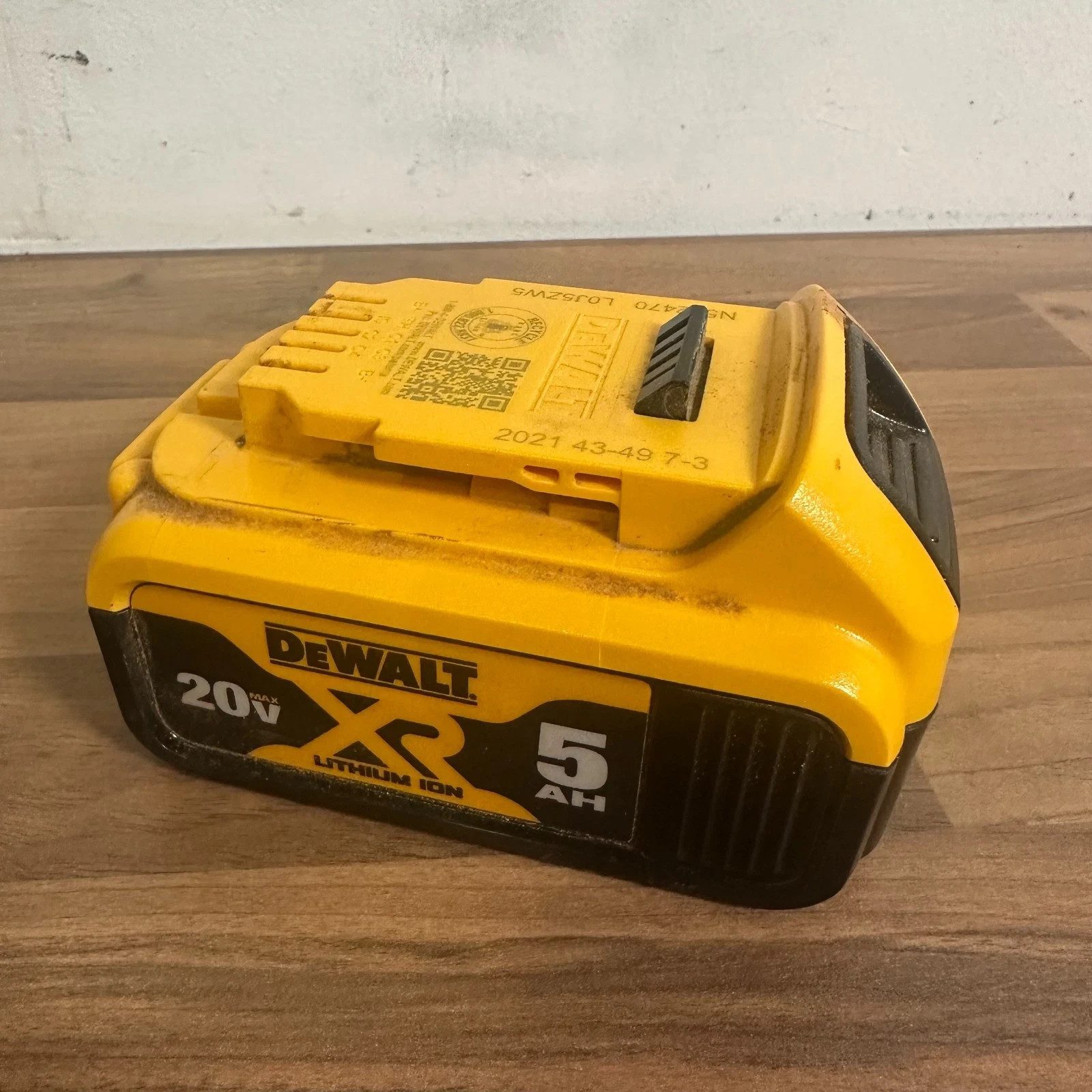 DeWalt DCB205 XR Battery Pack 20V MAX 5.0Ah Li-Ion Rechargeable Power Tool - Image 15