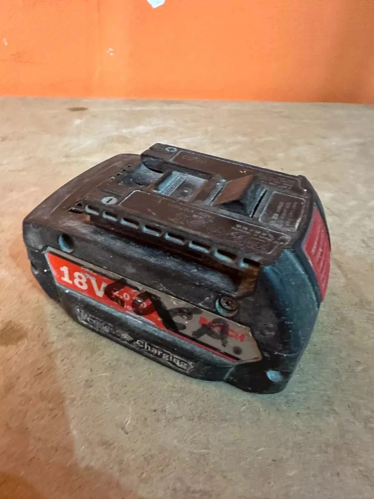 Bosch WCBAT612 18-Volt Lithium-Ion 2.0 Ah Wireless Charging Battery - Image 2