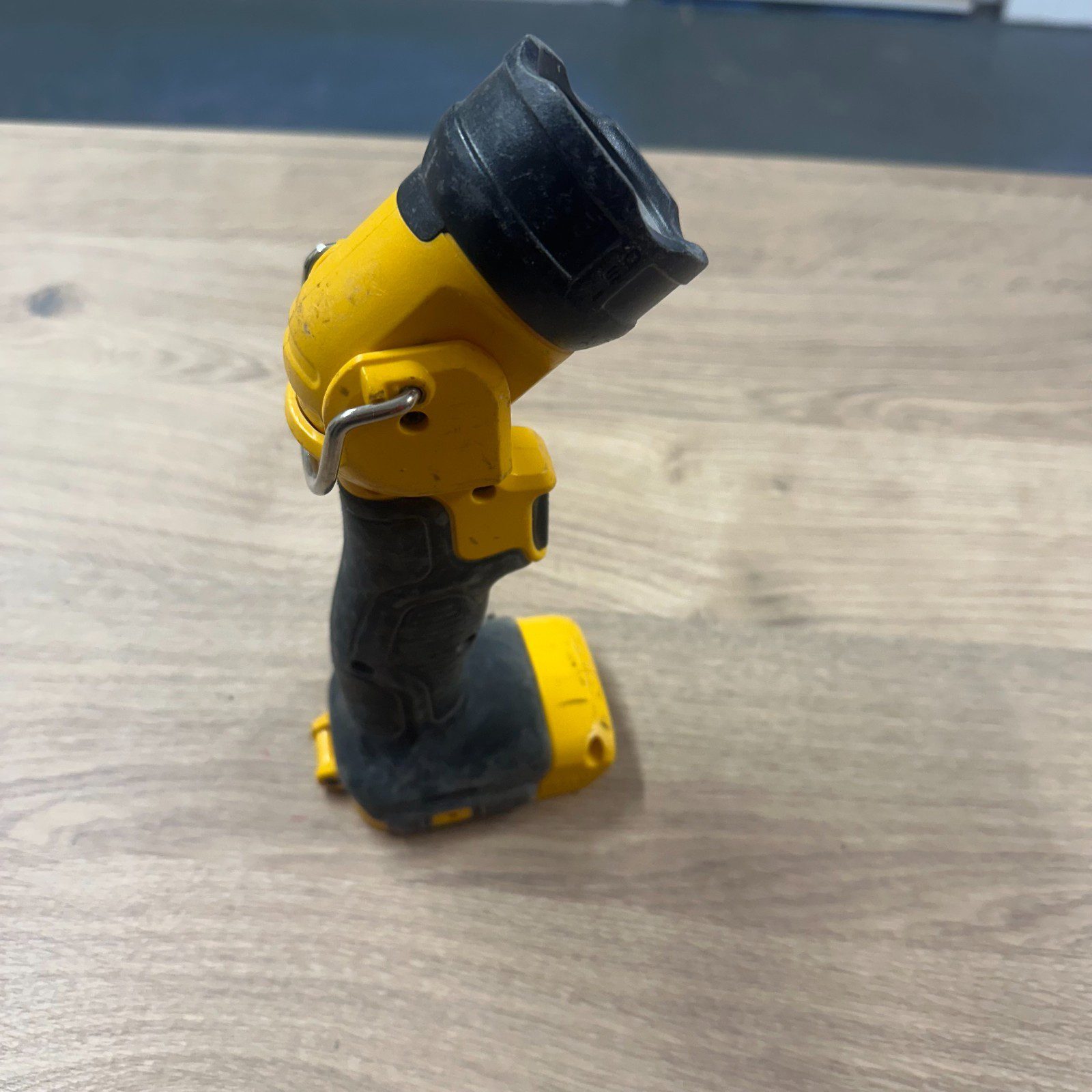 Dewalt DCL040 18V XR LED Torch - Body Only - Image 11