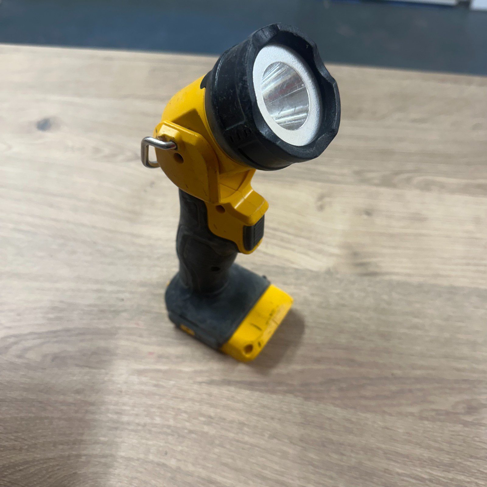 Dewalt DCL040 18V XR LED Torch - Body Only - Image 12