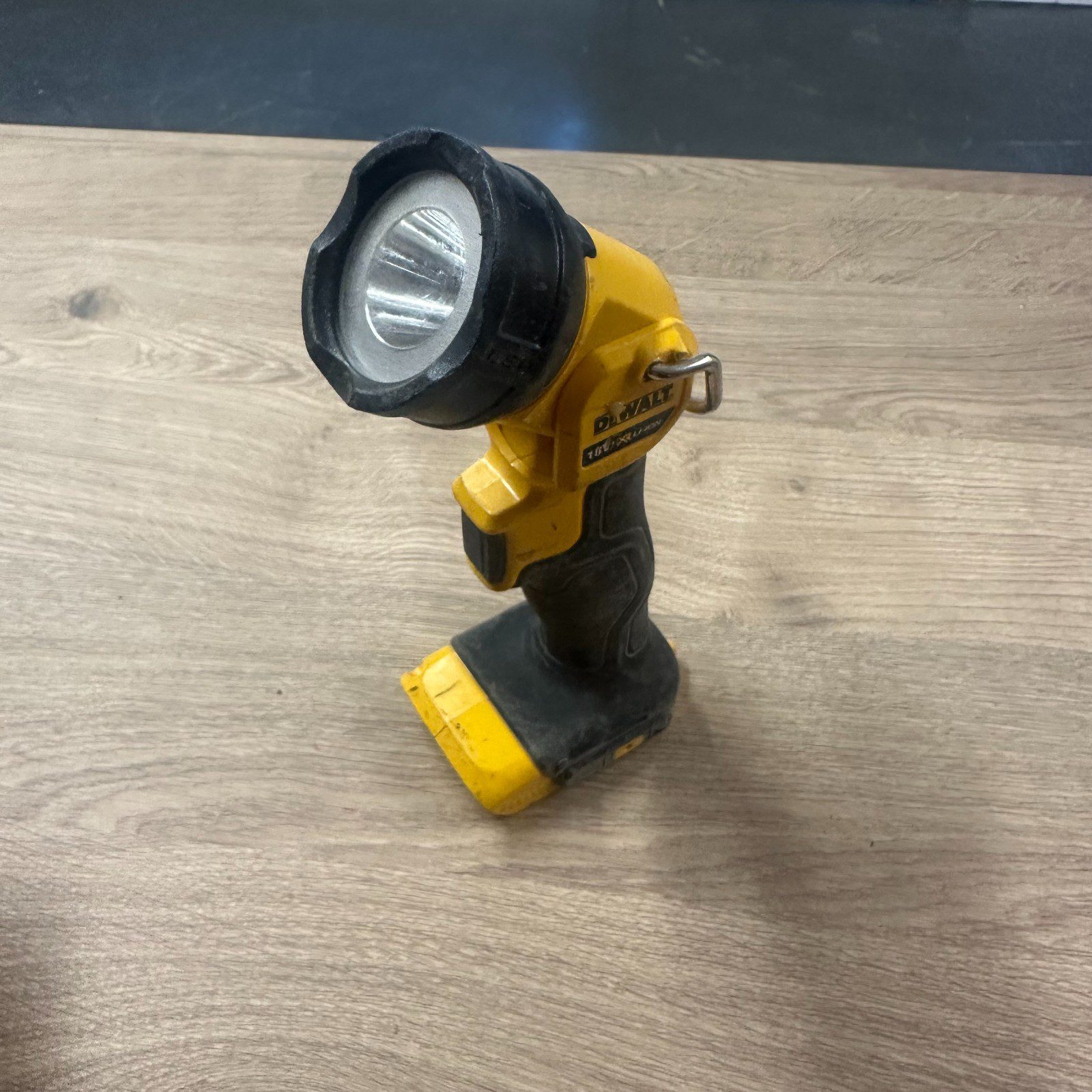 Dewalt DCL040 18V XR LED Torch - Body Only - Image 13