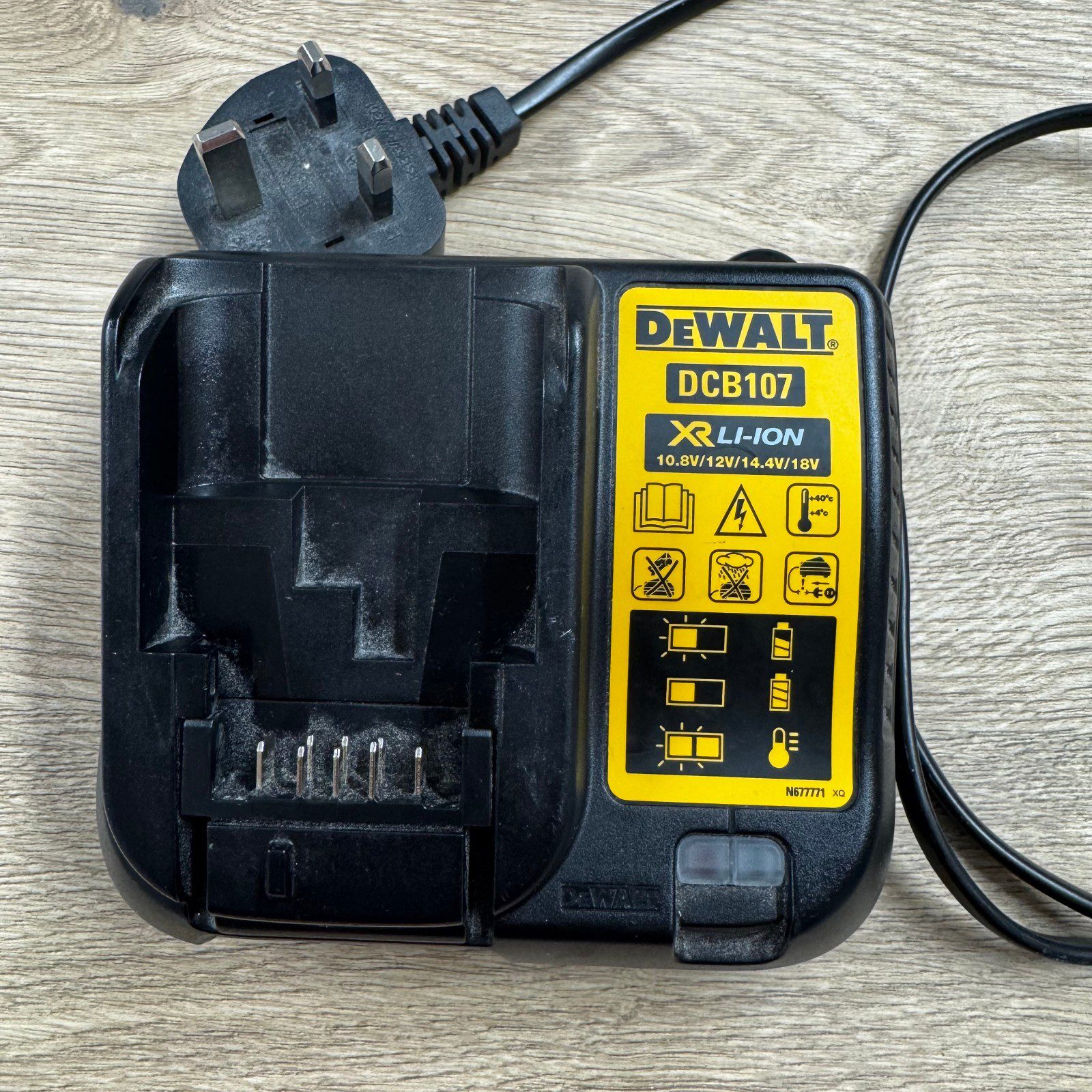 DeWalt DCB107 XR Li-Ion Battery Charger 10.8V 12V 14.4V 18V Used - Image 2