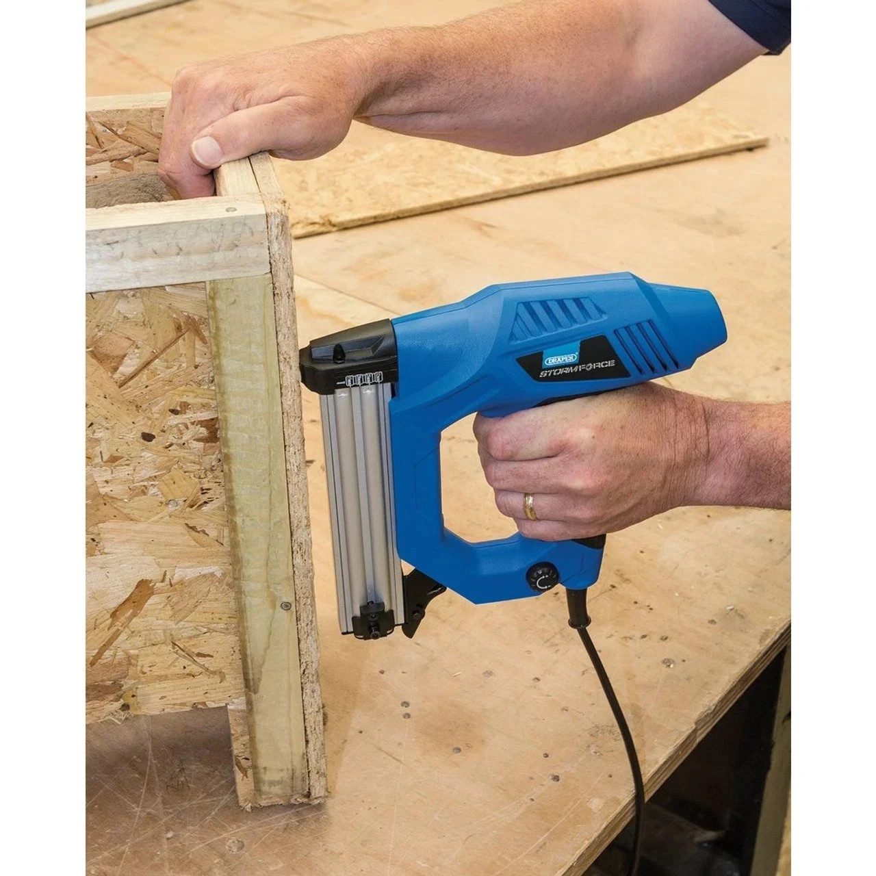 Electric Staple & Nail Gun Storm Force Upholstery Tacker Tool 32mm Draper 83659 - Image 2