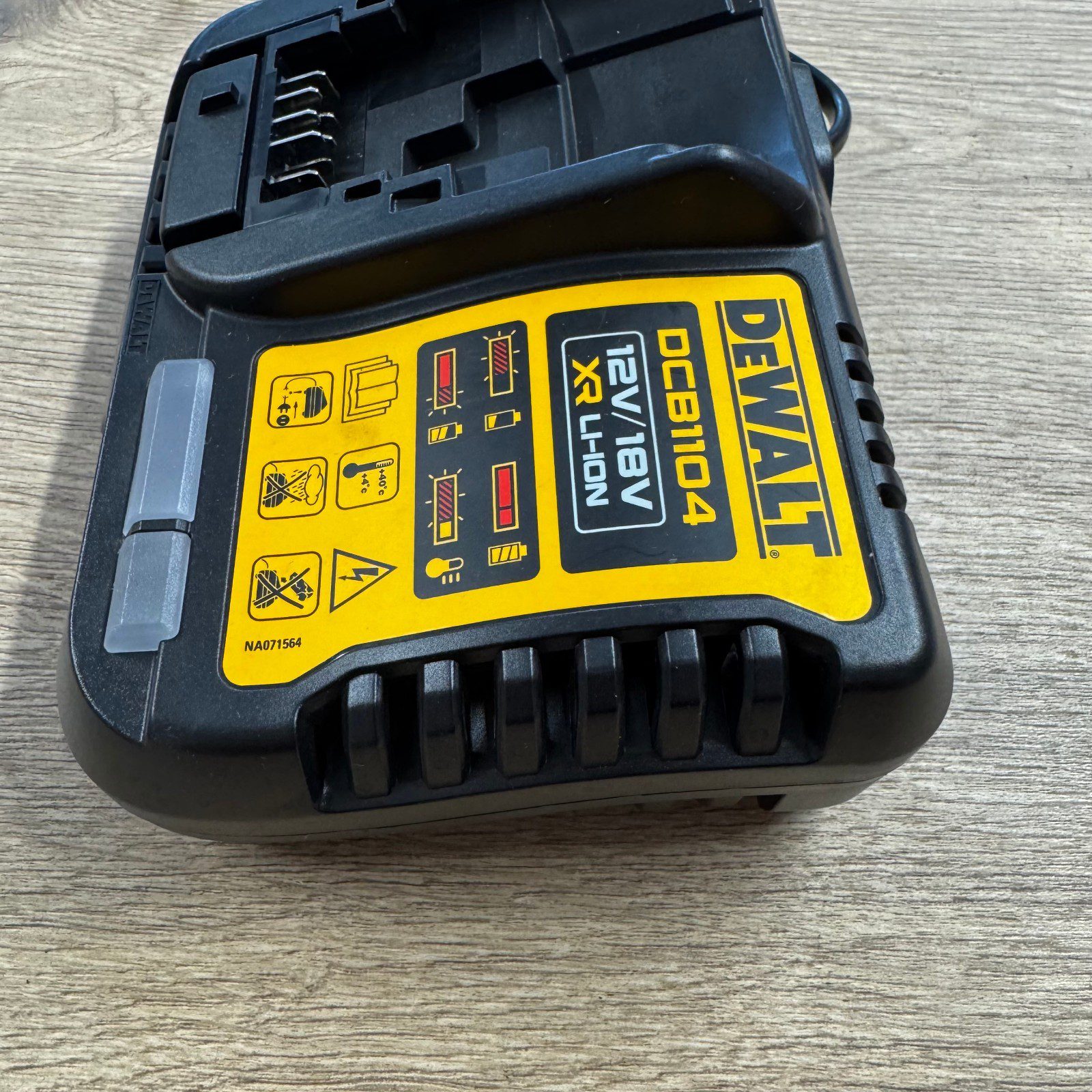 DeWalt DCB1104 Battery Charger 12V 18V XR Li-Ion Fast Charger - Image 9