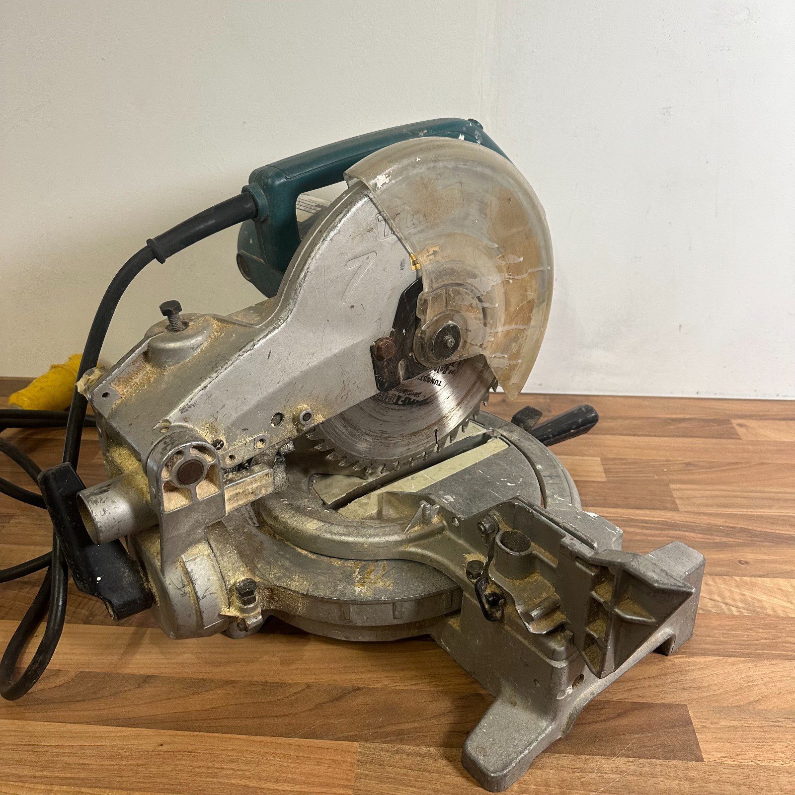 Makita LS1040 Mitre Saw 110V 1650W 255mm Compound Bevel Chop Saw Tool - Image 9