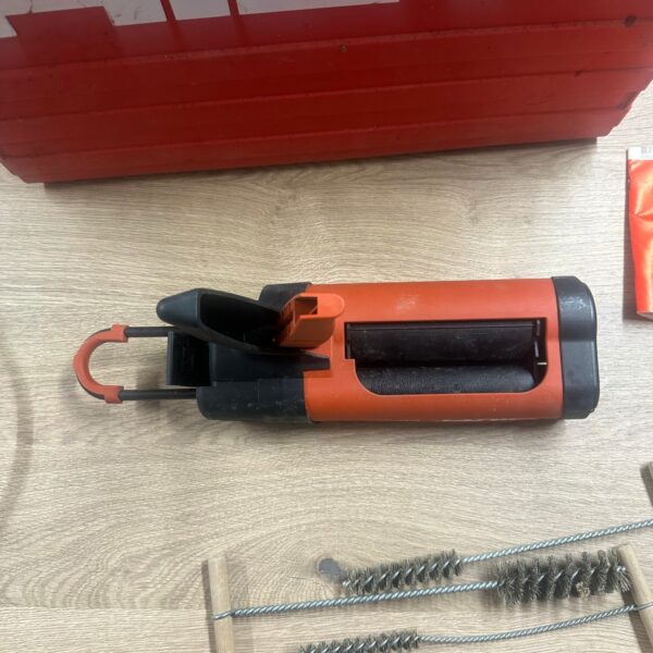 Hilti MD2000 Mortar Gun Dispenser Kit with Case & Brushes Used Tool Set