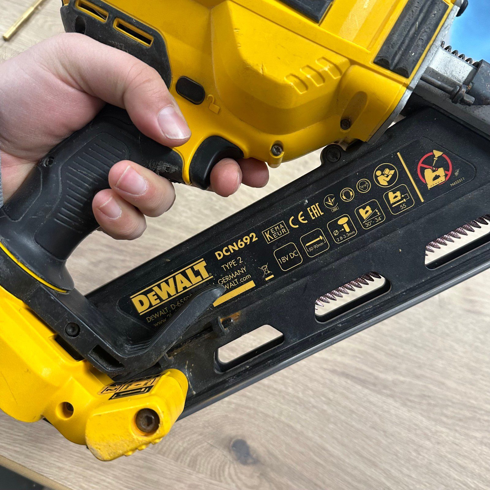 DeWalt DCN692 XR Brushless Framing Nailer 18V First Fix Nail Gun - Image 4