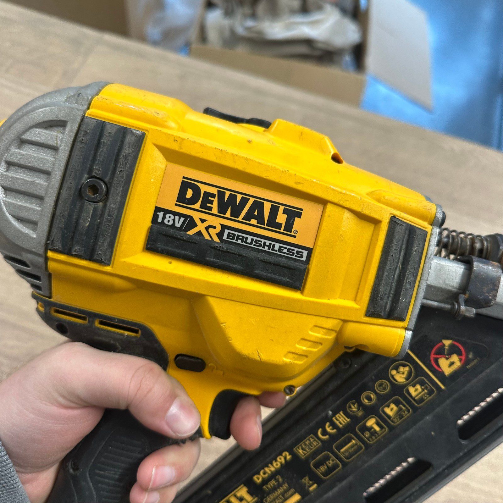 DeWalt DCN692 XR Brushless Framing Nailer 18V First Fix Nail Gun - Image 5