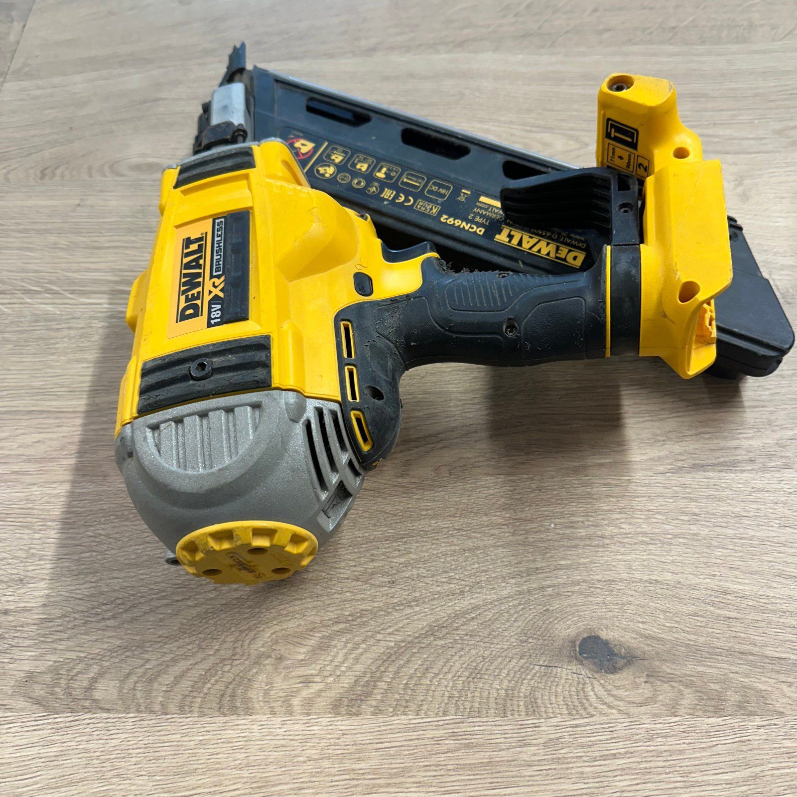 DeWalt DCN692 XR Brushless Framing Nailer 18V First Fix Nail Gun - Image 9