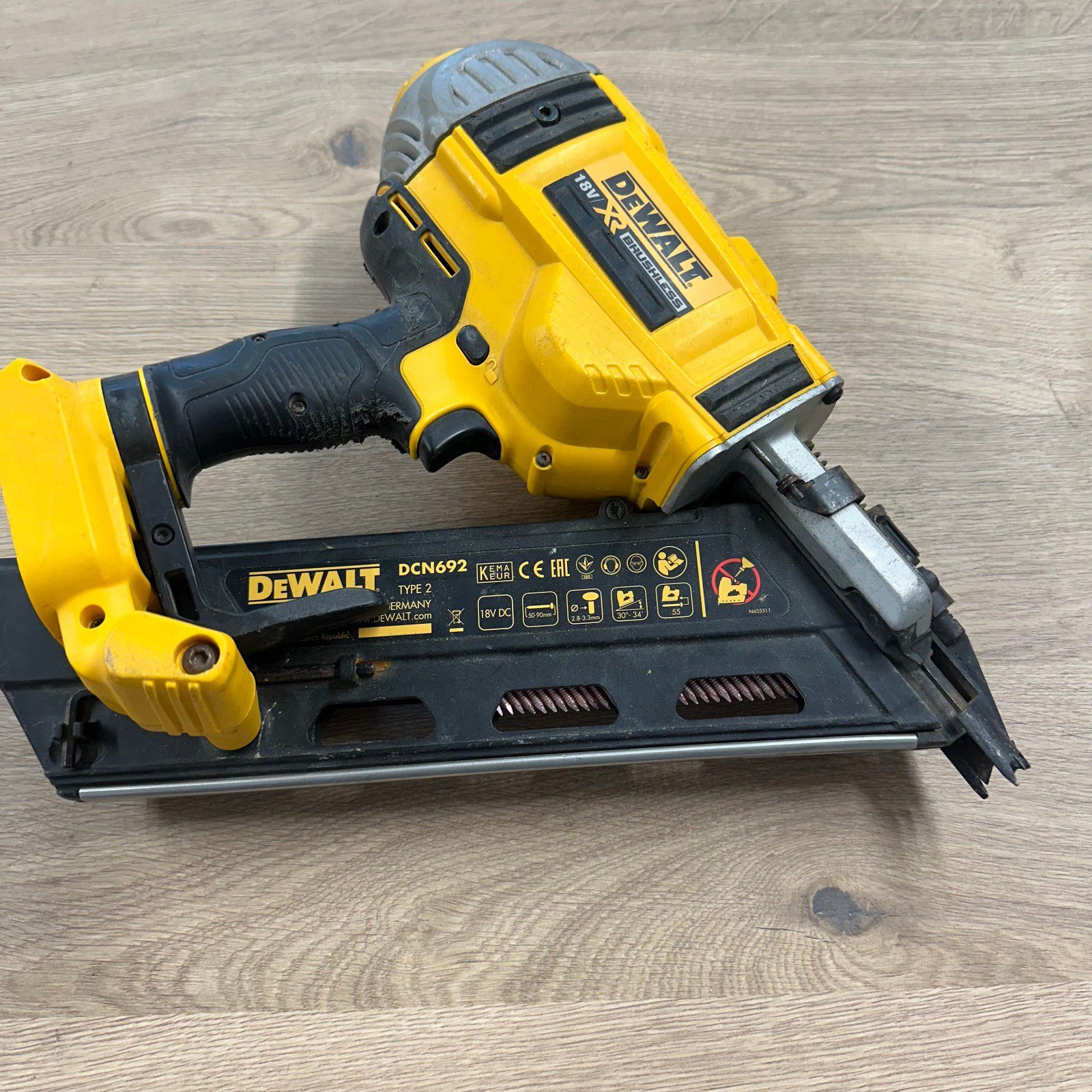 DeWalt DCN692 XR Brushless Framing Nailer 18V First Fix Nail Gun - Image 13