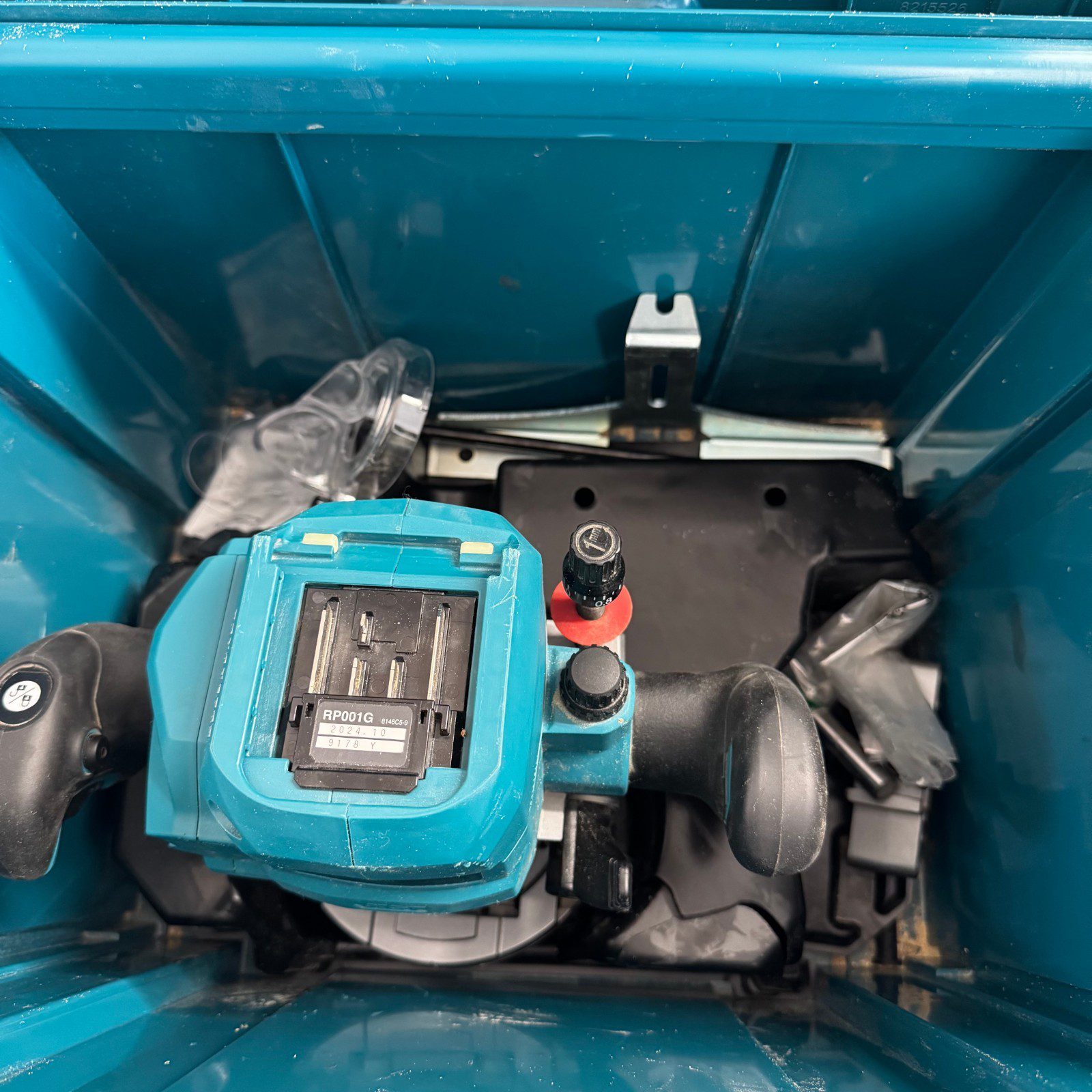 Makita RP001GZ02 XGT 40V Max Brushless Plunge Router Body With Case - Image 4