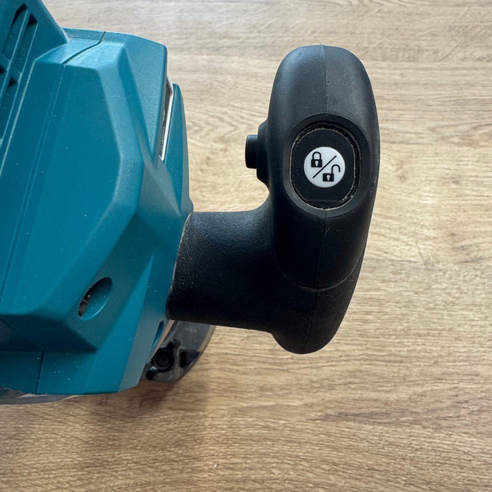 Makita RP001GZ02 XGT 40V Max Brushless Plunge Router Body With Case - Image 6