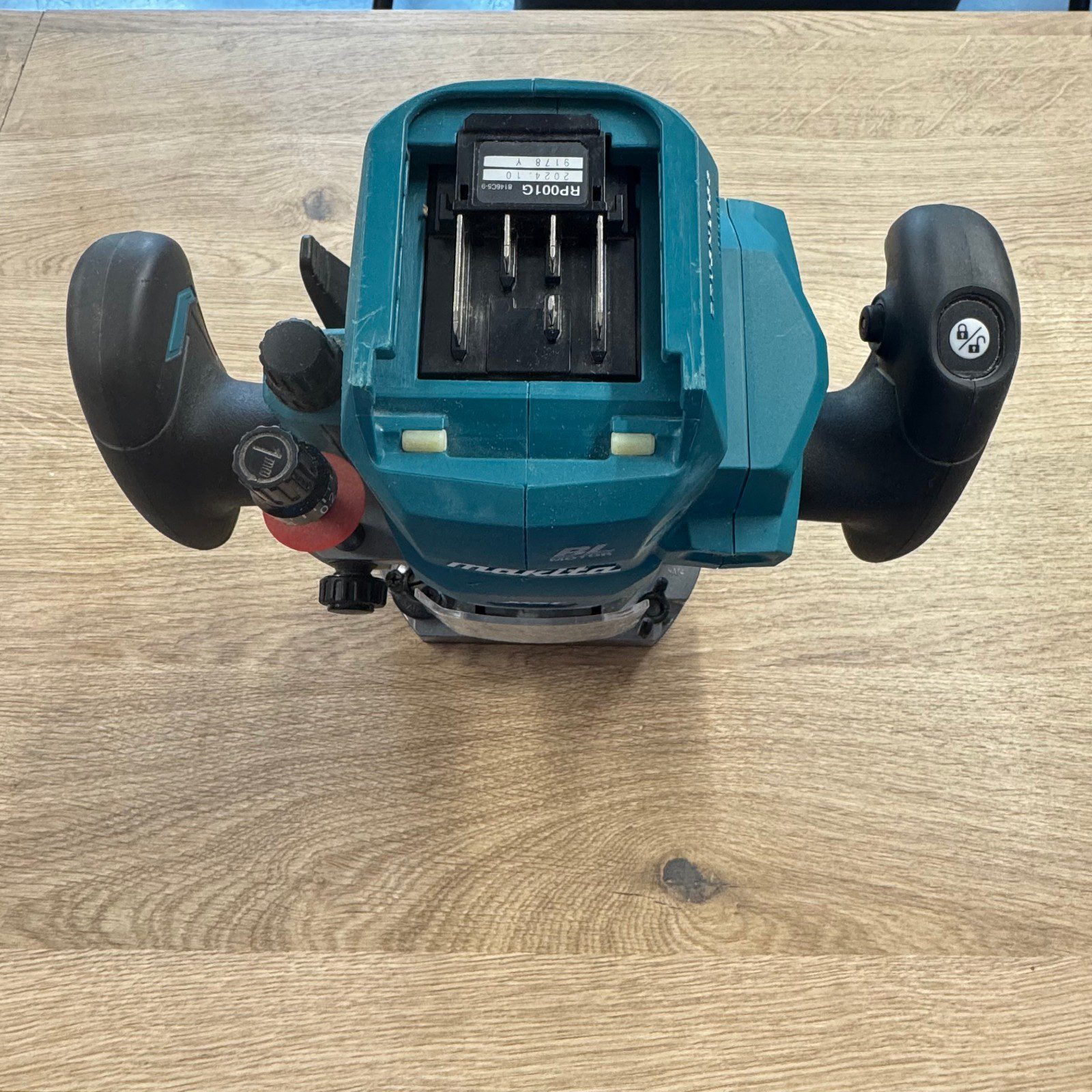 Makita RP001GZ02 XGT 40V Max Brushless Plunge Router Body With Case - Image 15