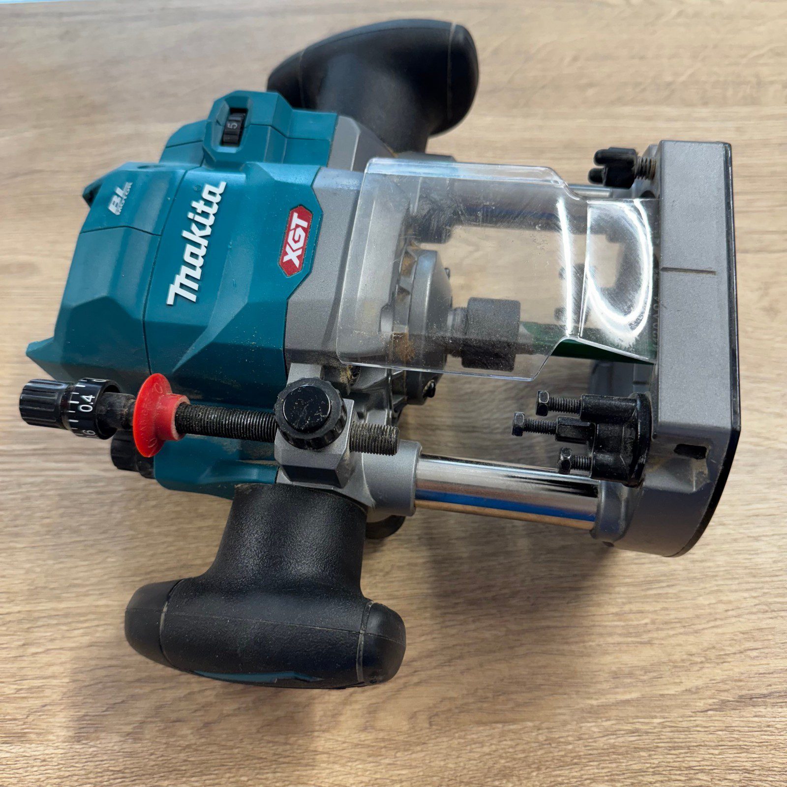 Makita RP001GZ02 XGT 40V Max Brushless Plunge Router Body With Case - Image 16