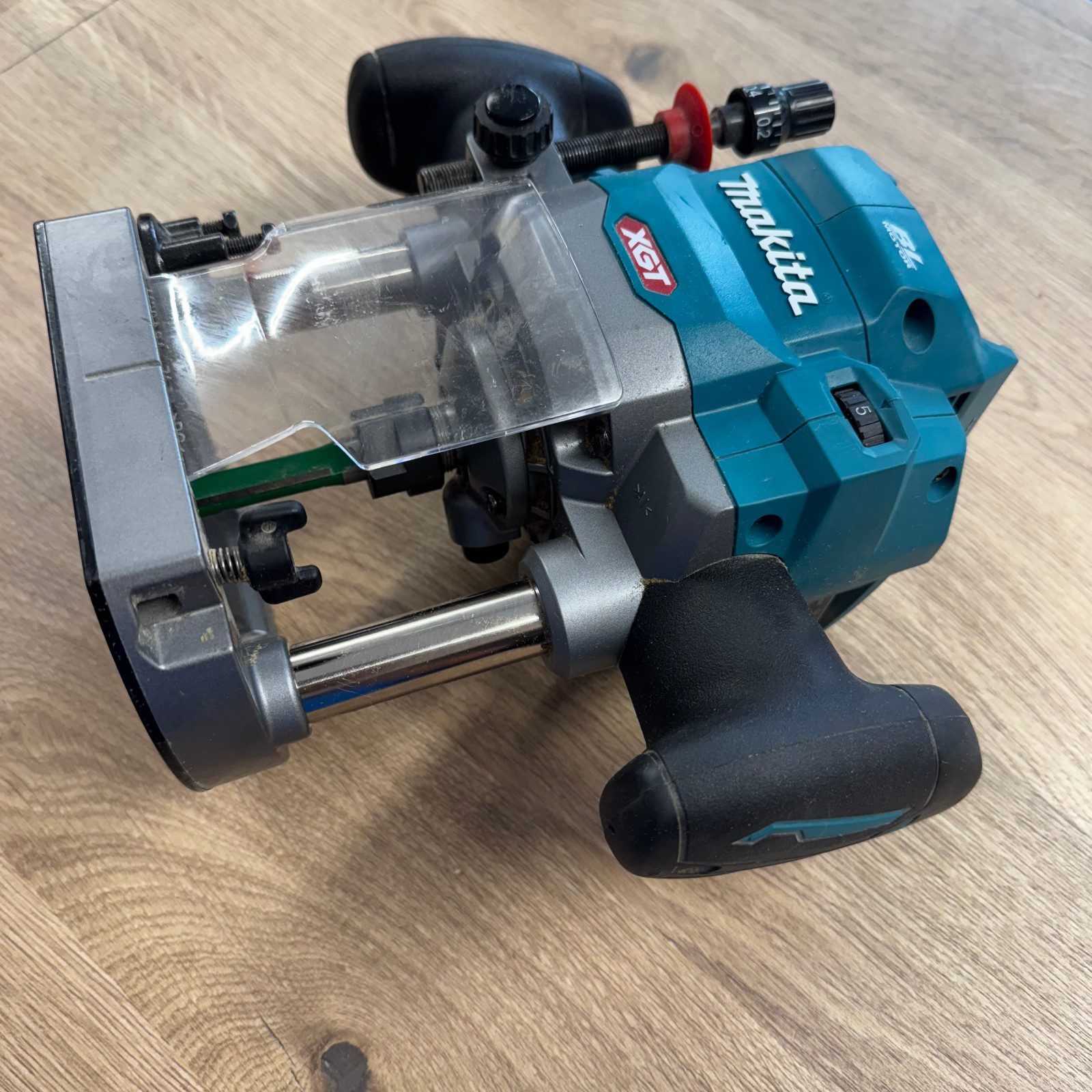 Makita RP001GZ02 XGT 40V Max Brushless Plunge Router Body With Case - Image 17