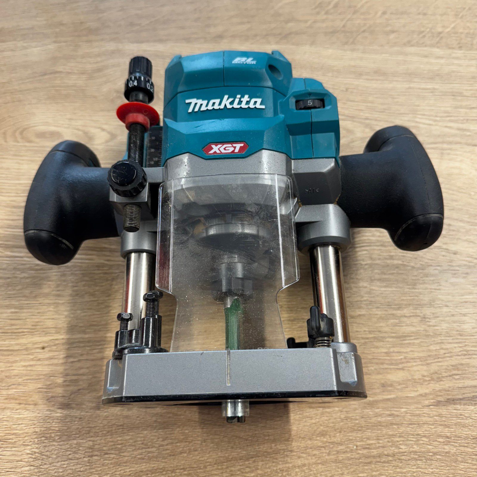 Makita RP001GZ02 XGT 40V Max Brushless Plunge Router Body With Case - Image 18