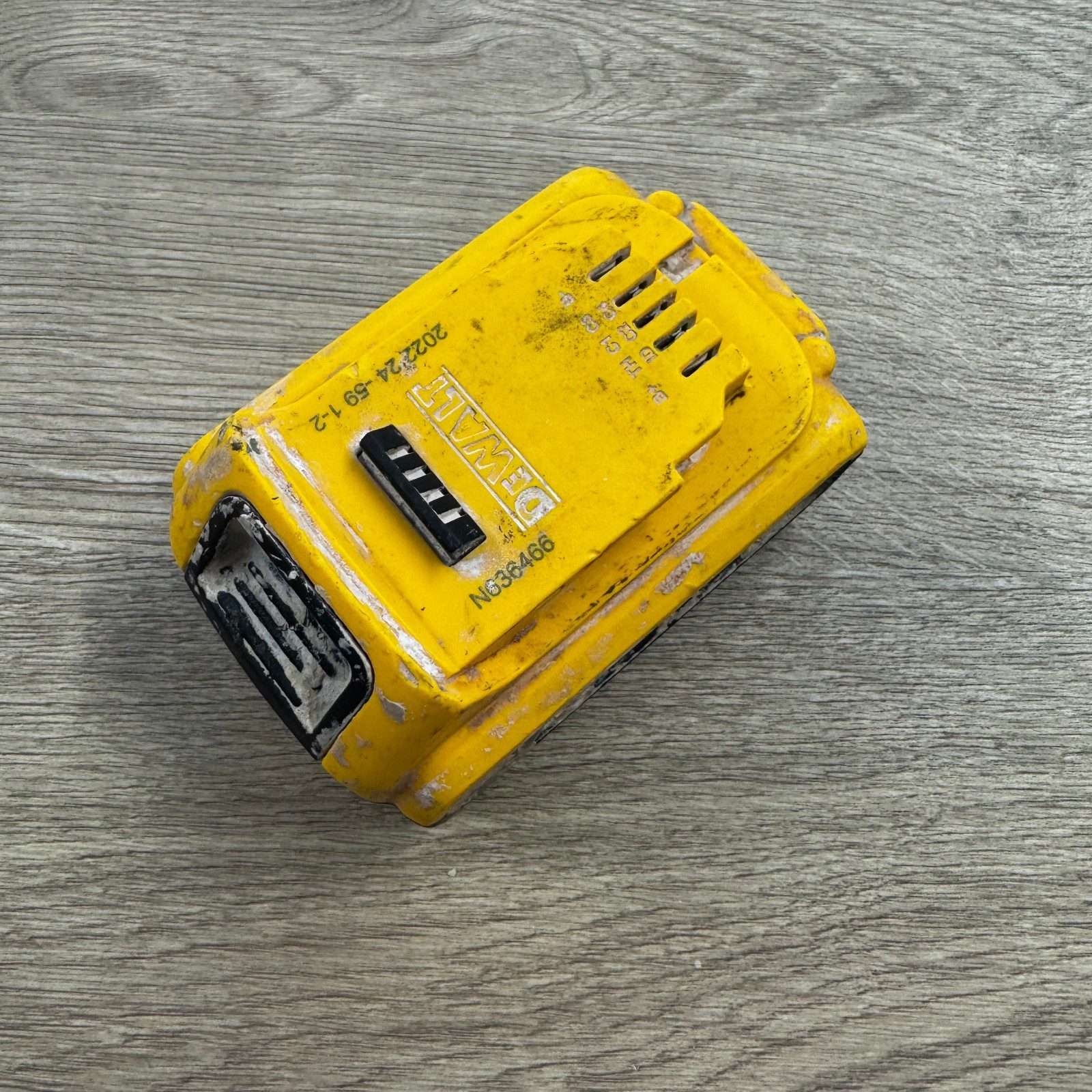 DeWalt 18V XR 5.0Ah Battery DCB184 Li-Ion Cordless Power Tool Battery Pack - Image 11