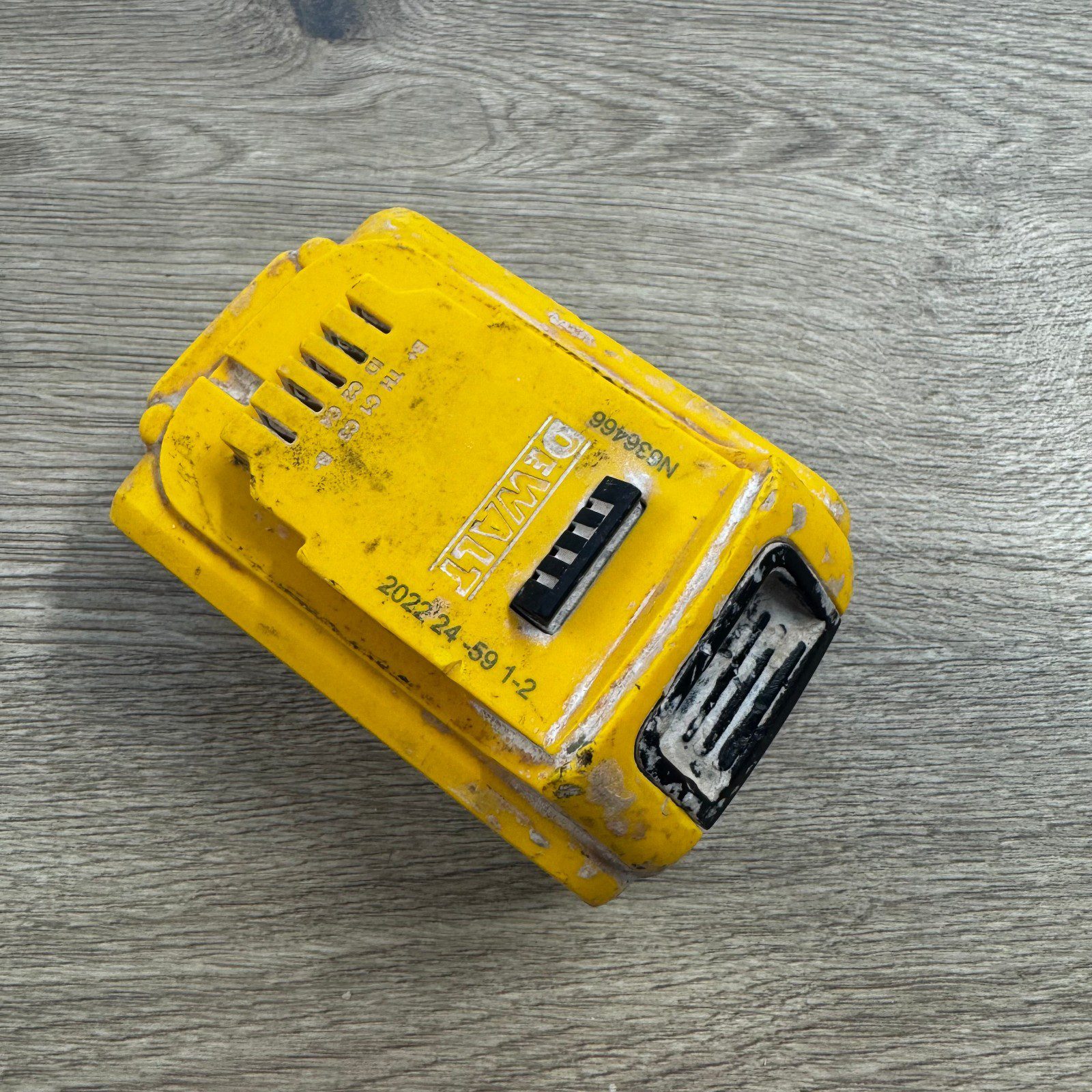 DeWalt 18V XR 5.0Ah Battery DCB184 Li-Ion Cordless Power Tool Battery Pack - Image 12