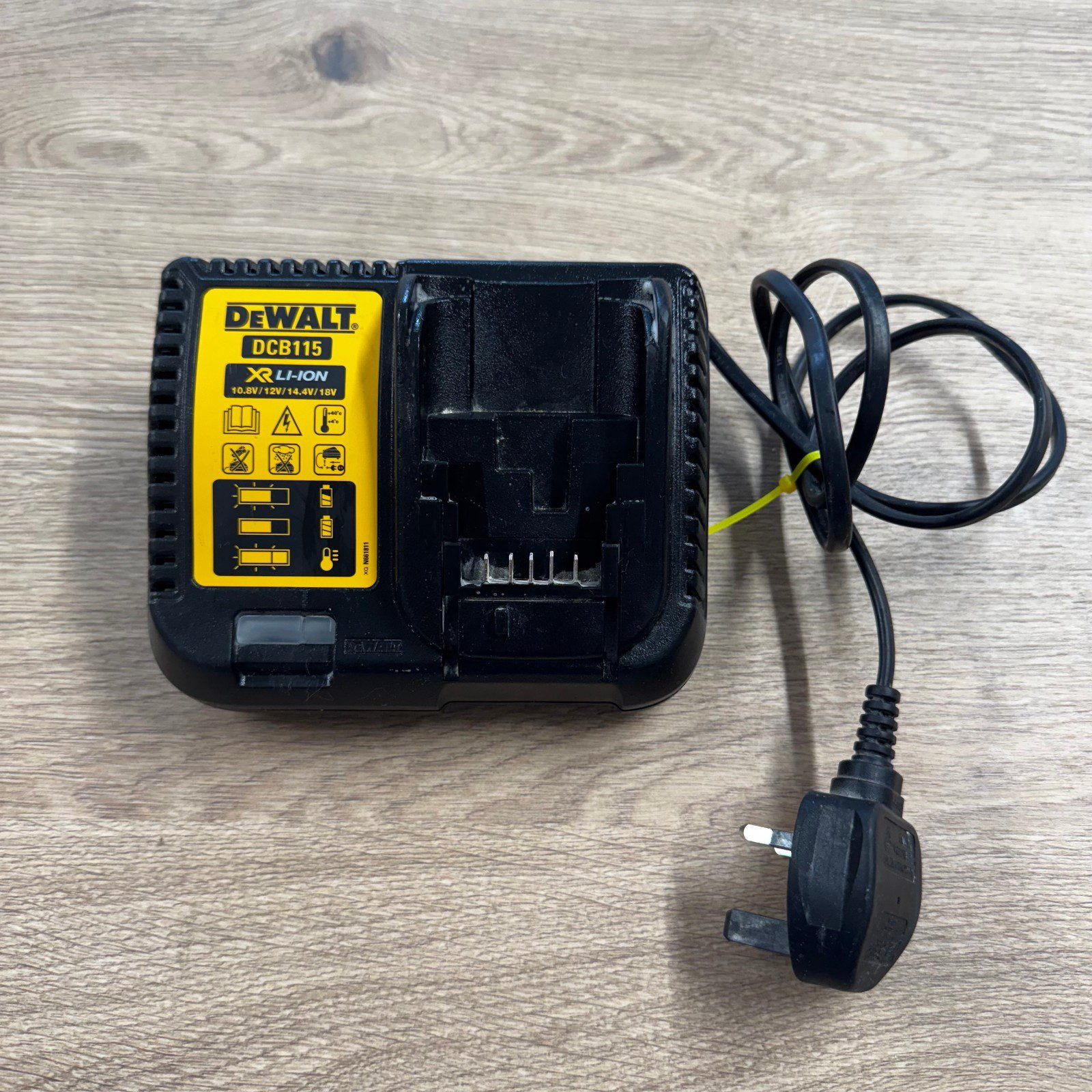 DeWalt DCB115 XR Li-Ion Battery Charger 10.8V 12V 14.4V 18V Multi Voltage - Image 1