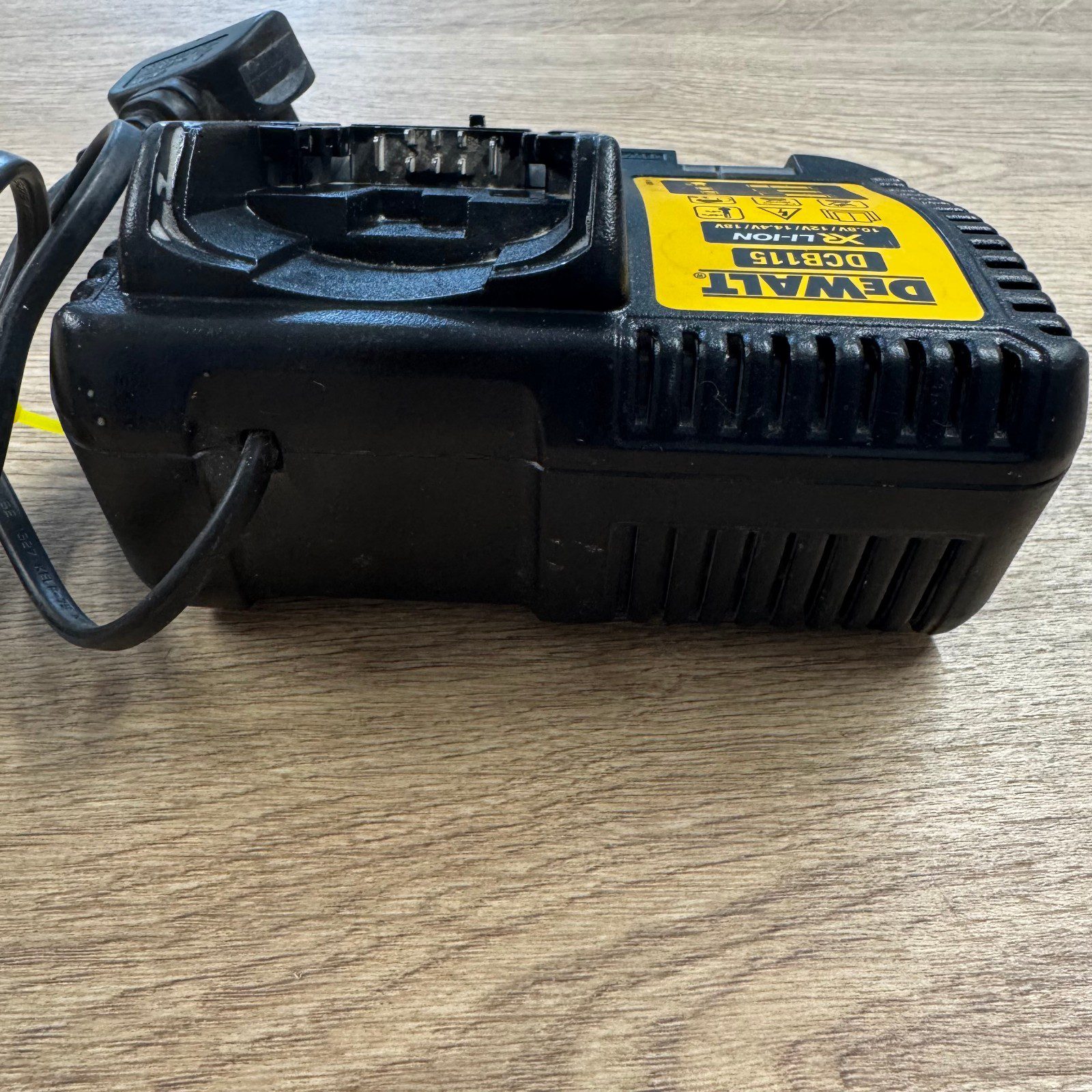 DeWalt DCB115 XR Li-Ion Battery Charger 10.8V 12V 14.4V 18V Multi Voltage - Image 5