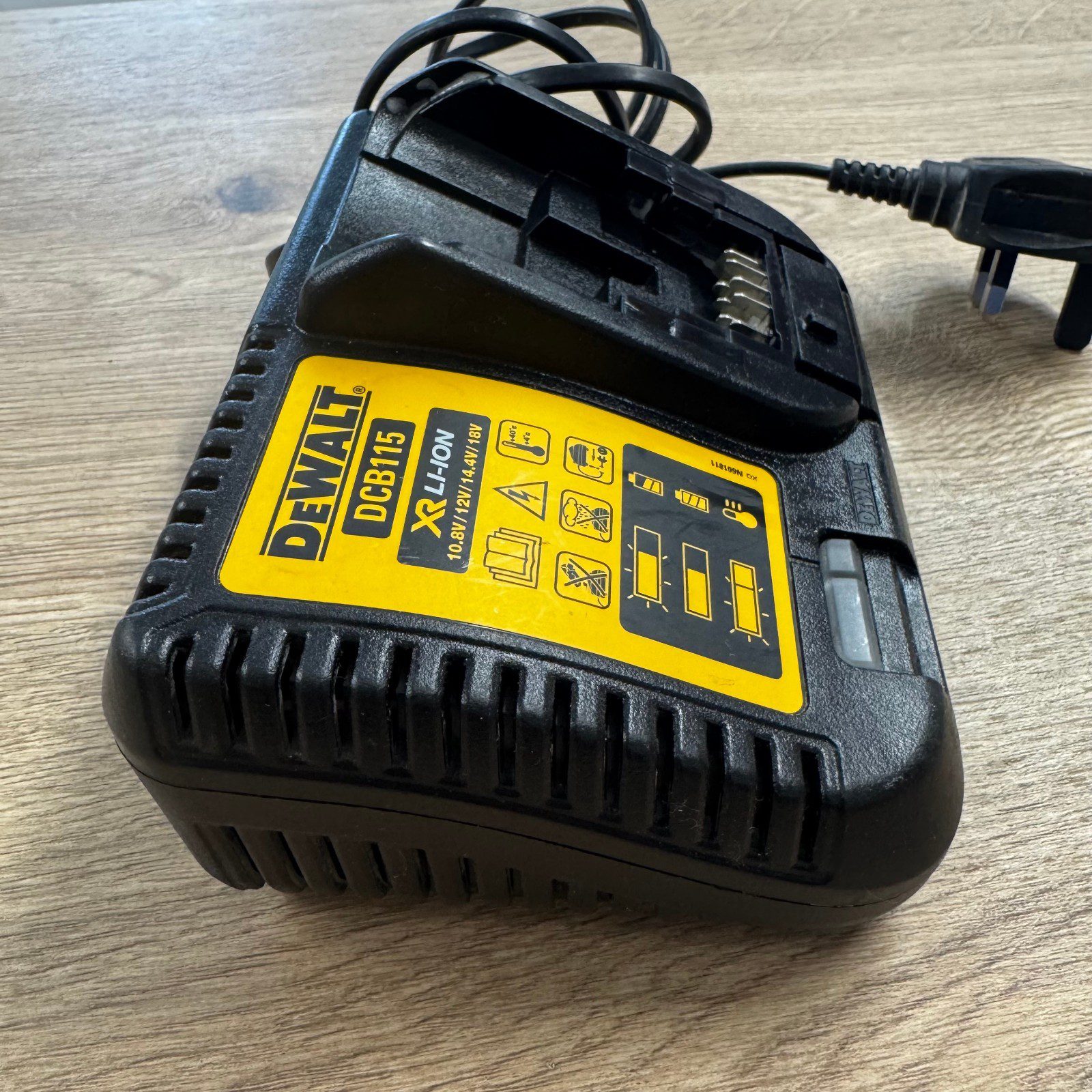 DeWalt DCB115 XR Li-Ion Battery Charger 10.8V 12V 14.4V 18V Multi Voltage - Image 6