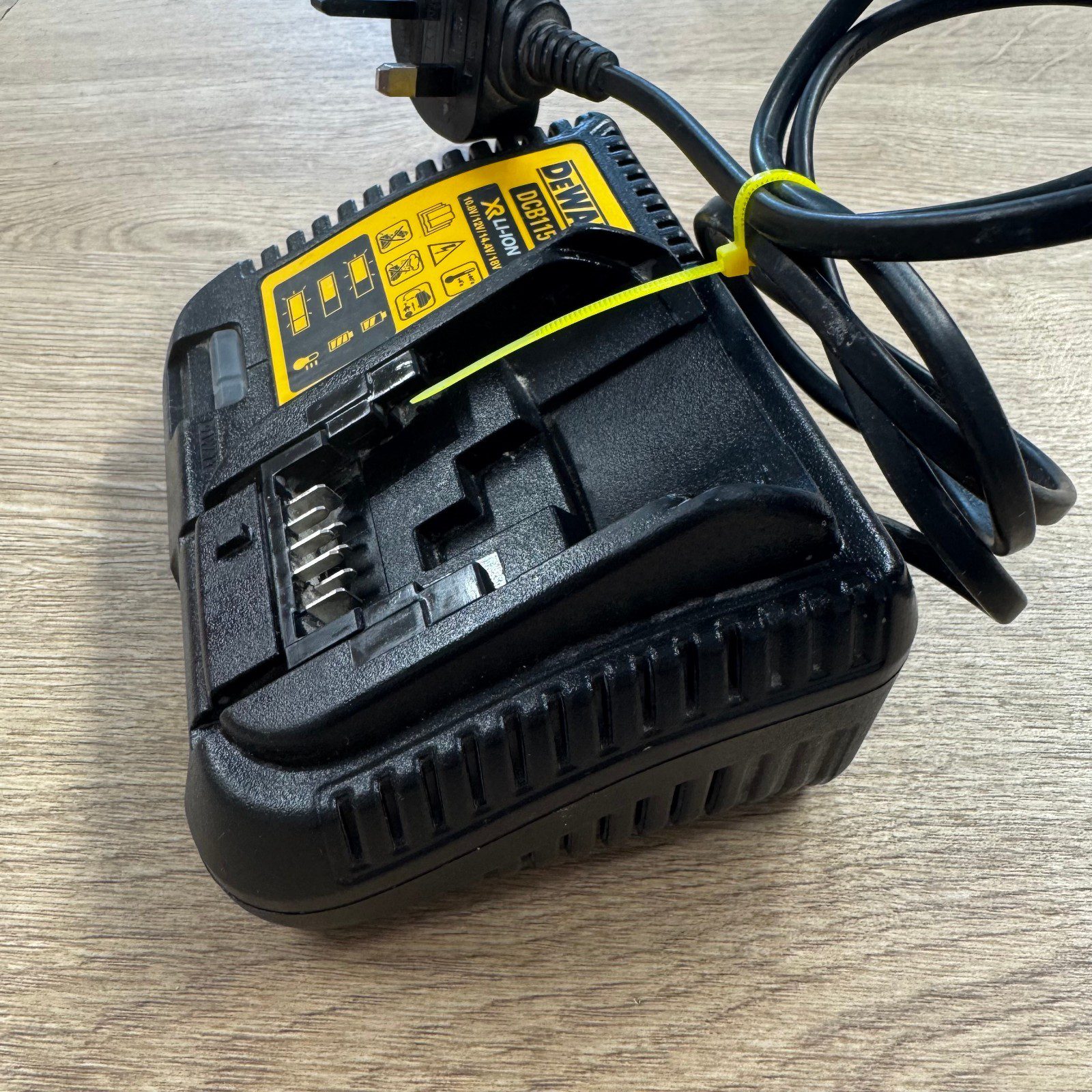 DeWalt DCB115 XR Li-Ion Battery Charger 10.8V 12V 14.4V 18V Multi Voltage - Image 7