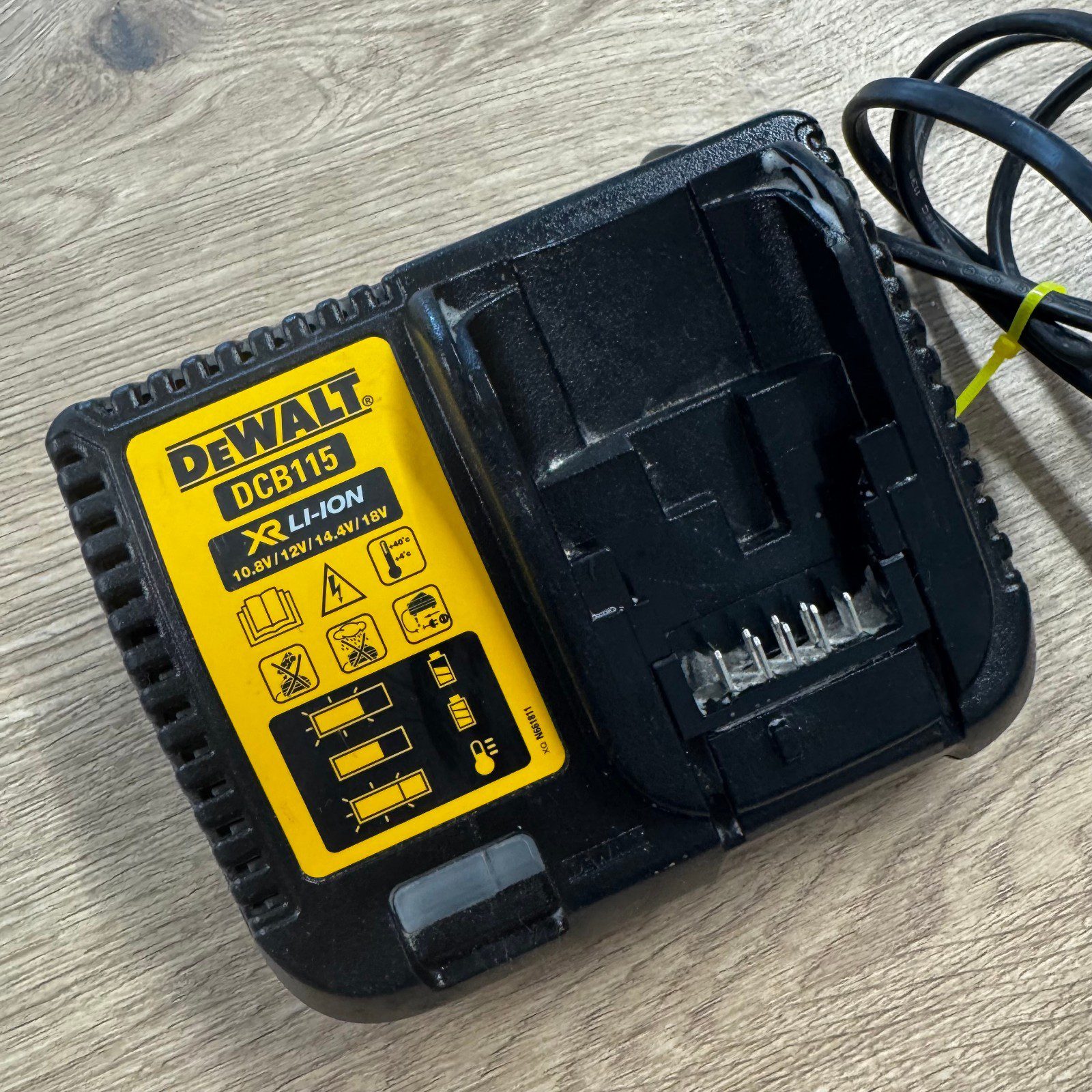 DeWalt DCB115 XR Li-Ion Battery Charger 10.8V 12V 14.4V 18V Multi Voltage - Image 13