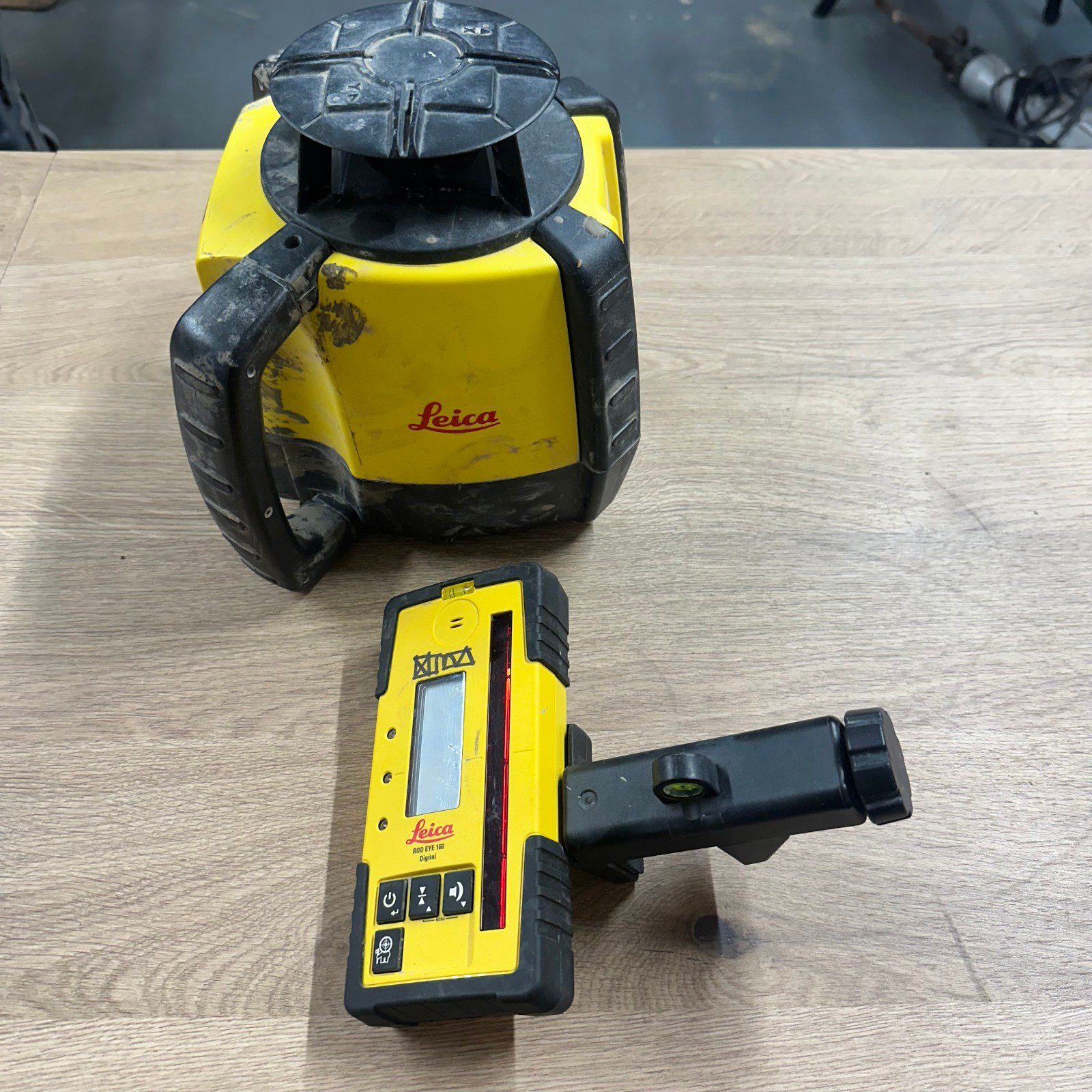 Leica Rugby 620 Rotary Laser Level Kit Rod Eye 160 Receiver Construction Tool - Image 1