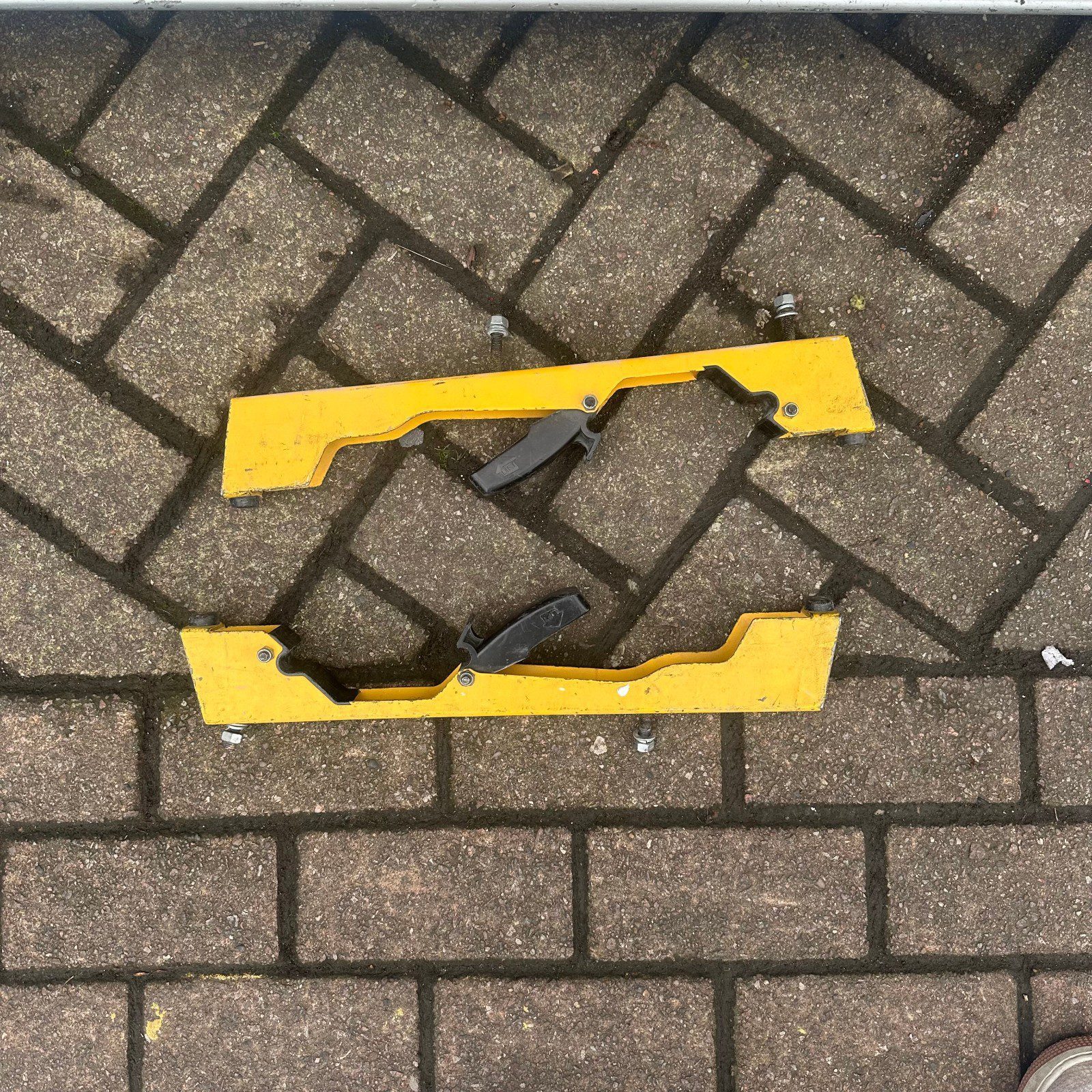 DeWalt DE7023 Universal Mitre Saw Leg Stand Heavy Duty Folding Work Support - Image 3