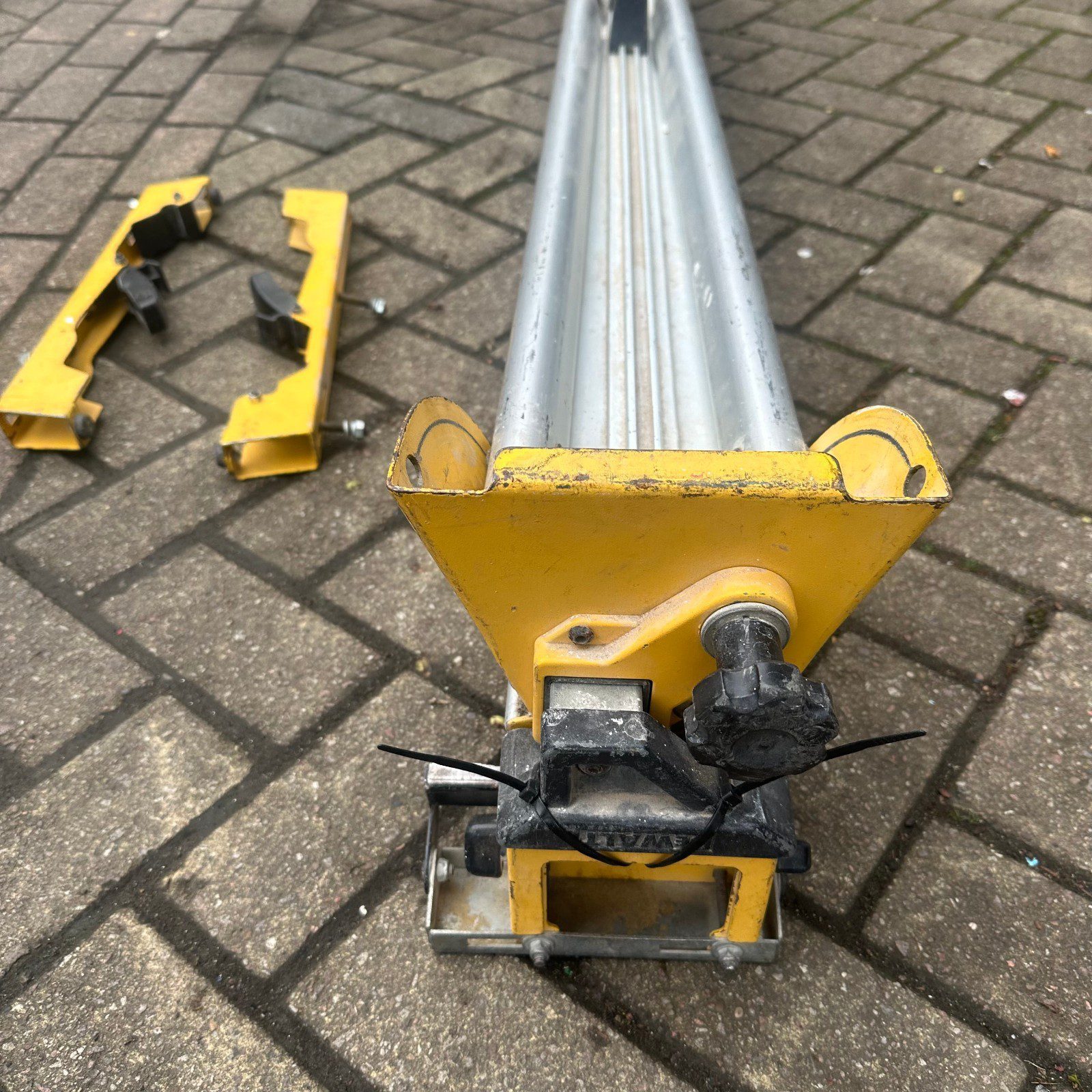 DeWalt DE7023 Universal Mitre Saw Leg Stand Heavy Duty Folding Work Support - Image 4