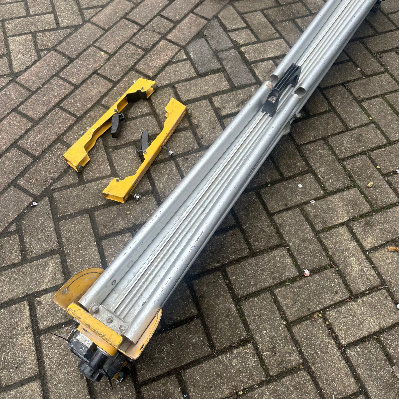 DeWalt DE7023 Universal Mitre Saw Leg Stand Heavy Duty Folding Work Support - Image 5