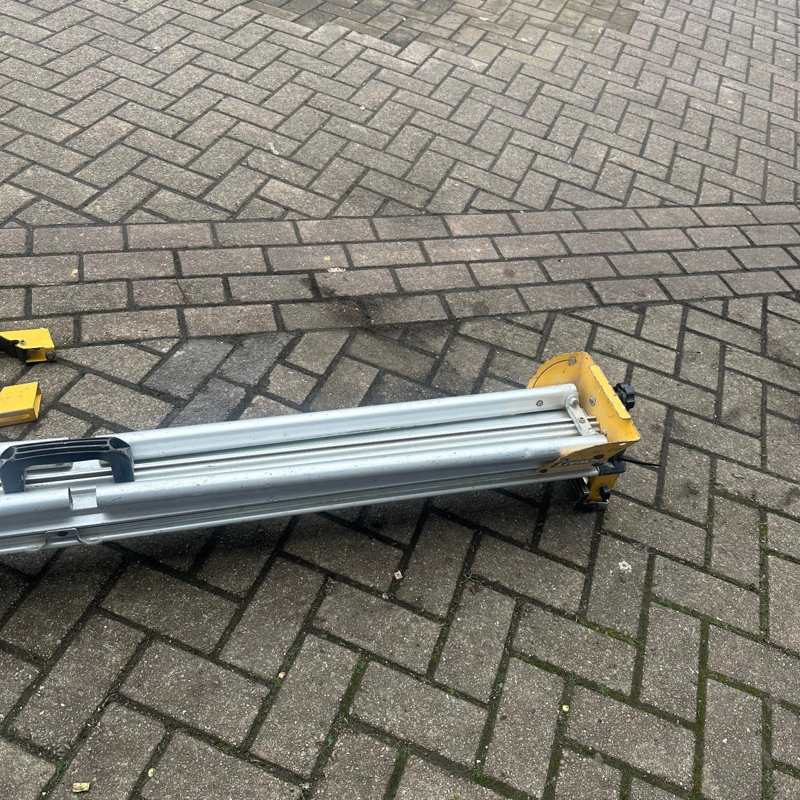 DeWalt DE7023 Universal Mitre Saw Leg Stand Heavy Duty Folding Work Support - Image 7