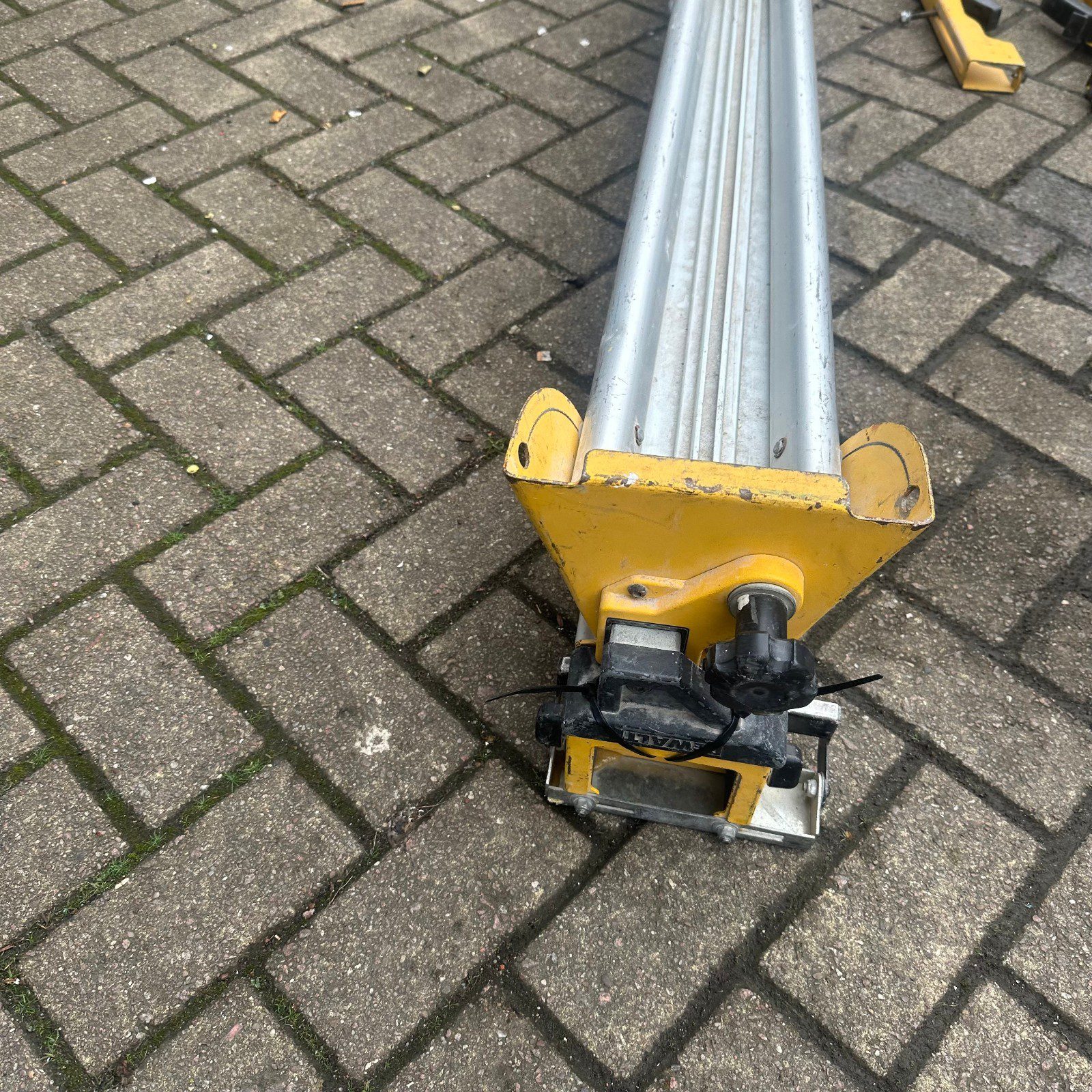 DeWalt DE7023 Universal Mitre Saw Leg Stand Heavy Duty Folding Work Support - Image 8