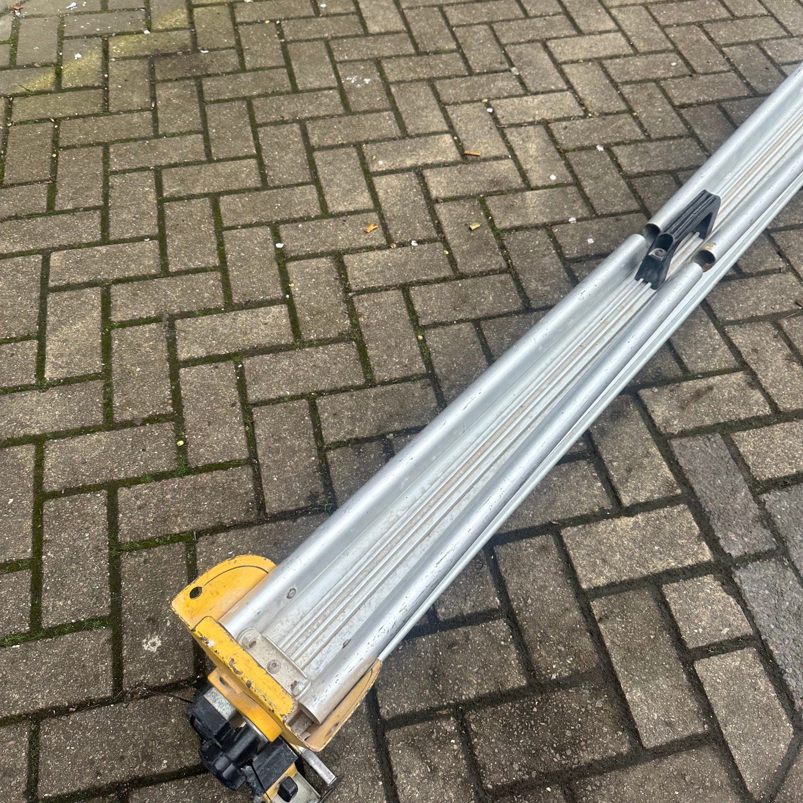 DeWalt DE7023 Universal Mitre Saw Leg Stand Heavy Duty Folding Work Support - Image 9