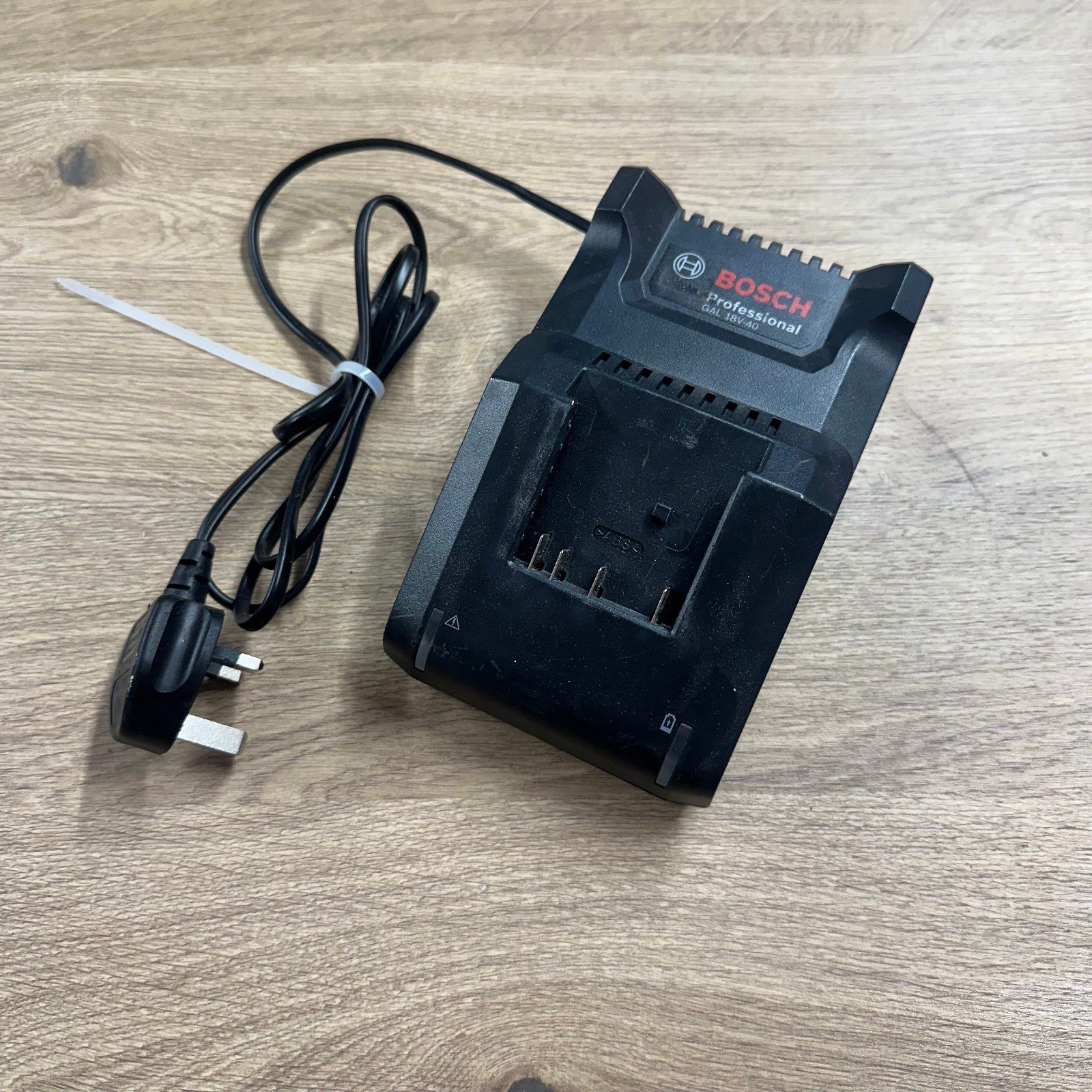 Bosch GAL 18V-40 18V Compact Battery Charger Used Working - Image 1