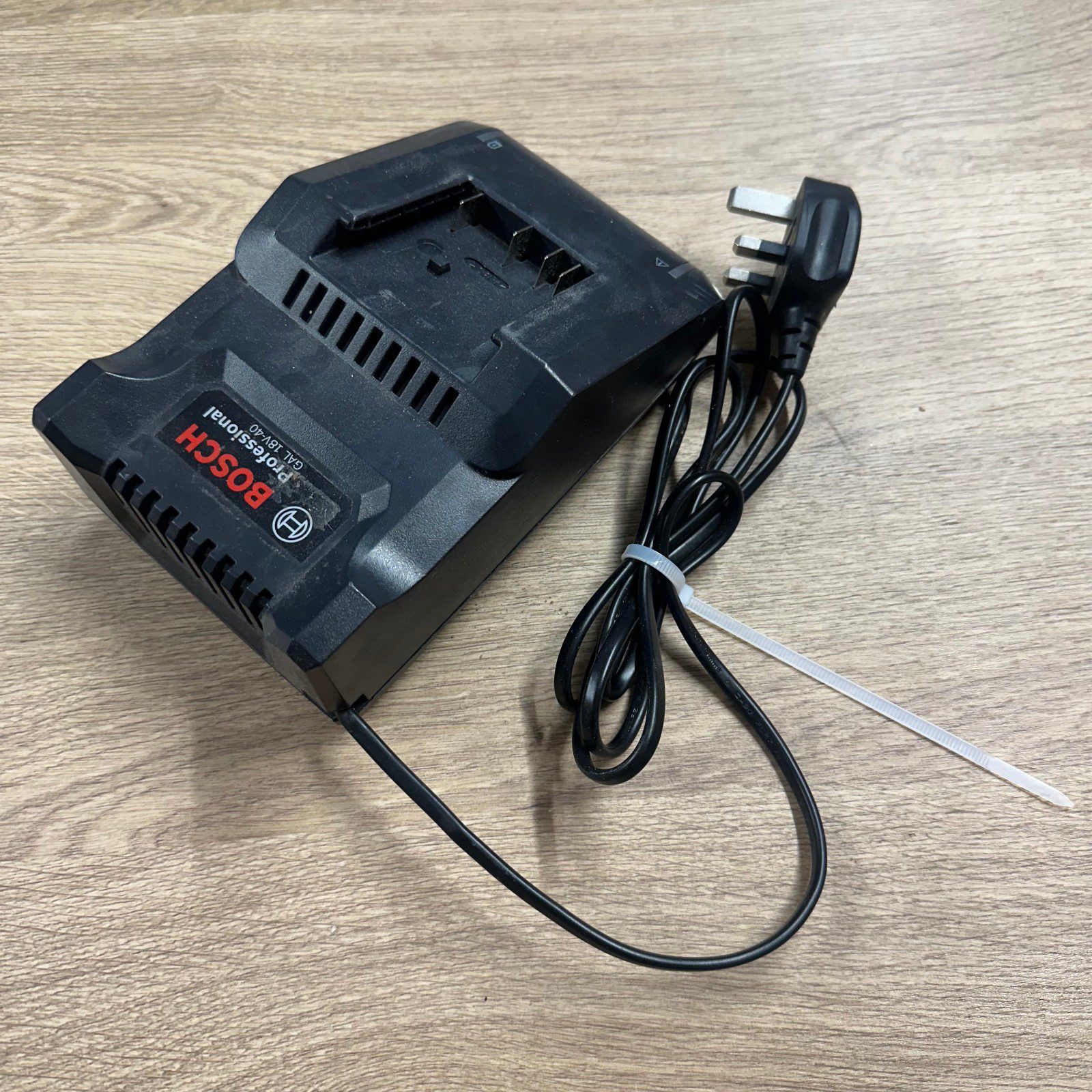 Bosch GAL 18V-40 18V Compact Battery Charger Used Working - Image 4