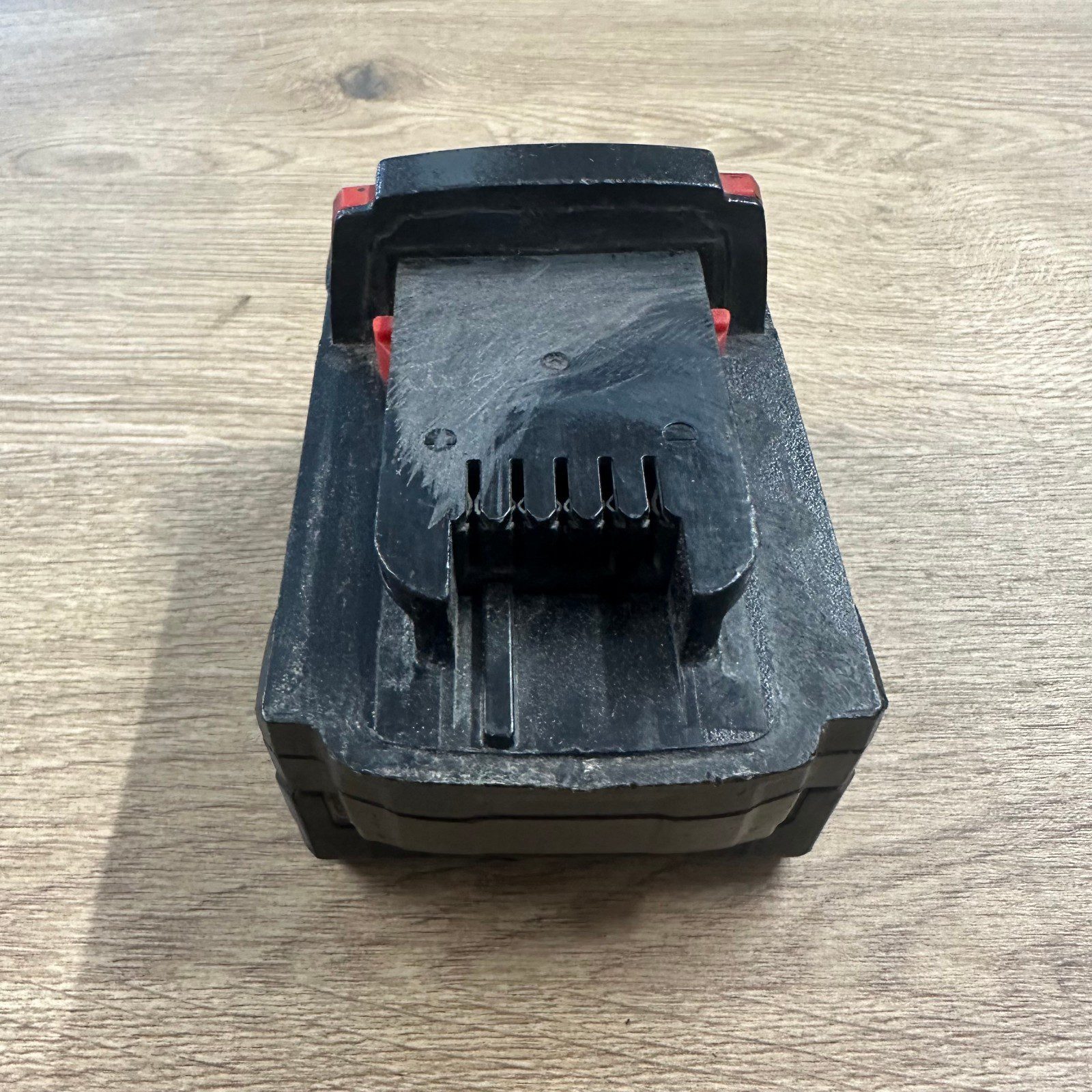 Milwaukee M18B4 18V 4.0Ah Red Lithium Battery Used - Image 3