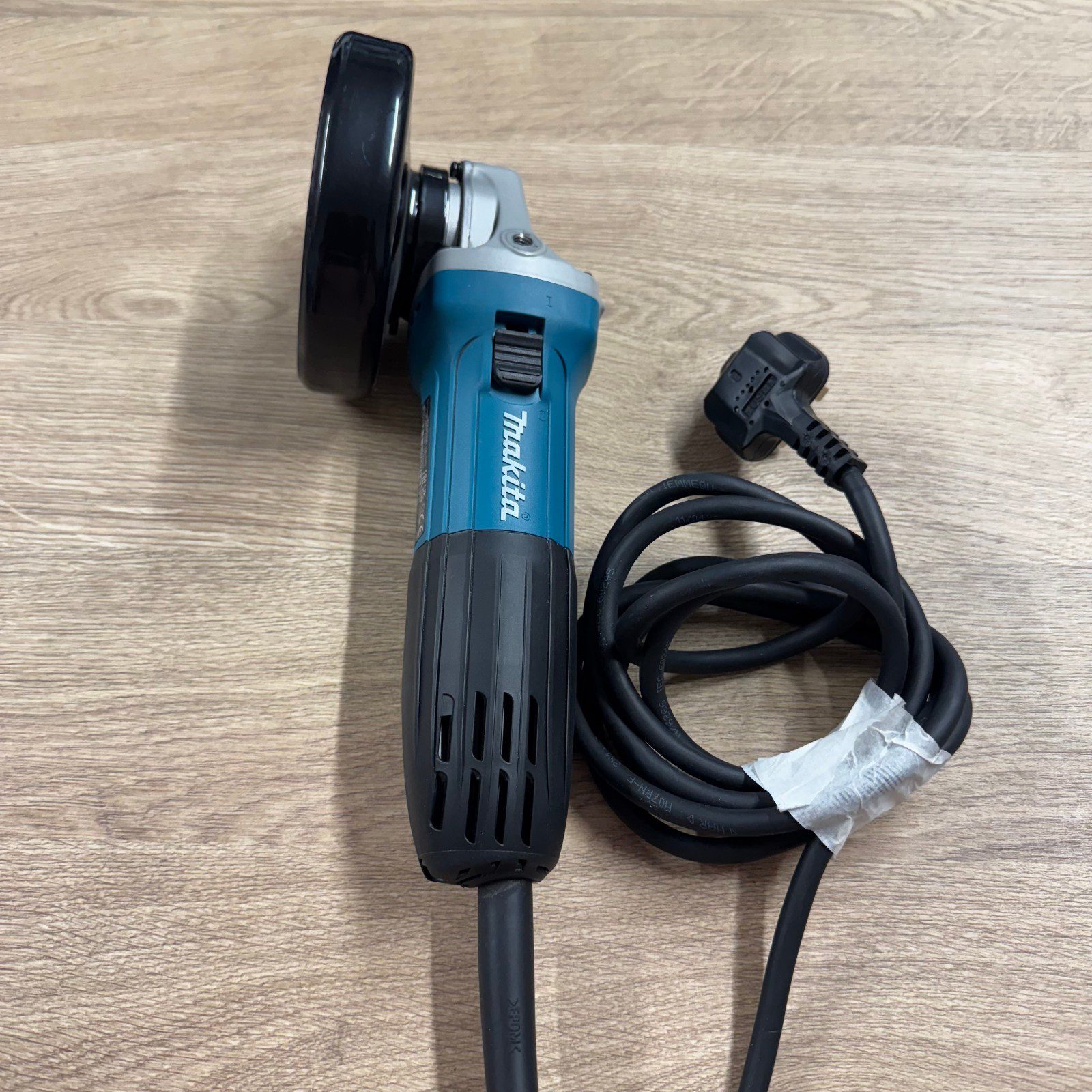 Makita GA4530R 115mm 240V Angle Grinder Used With Handle Guard Disc & Spanner - Image 4