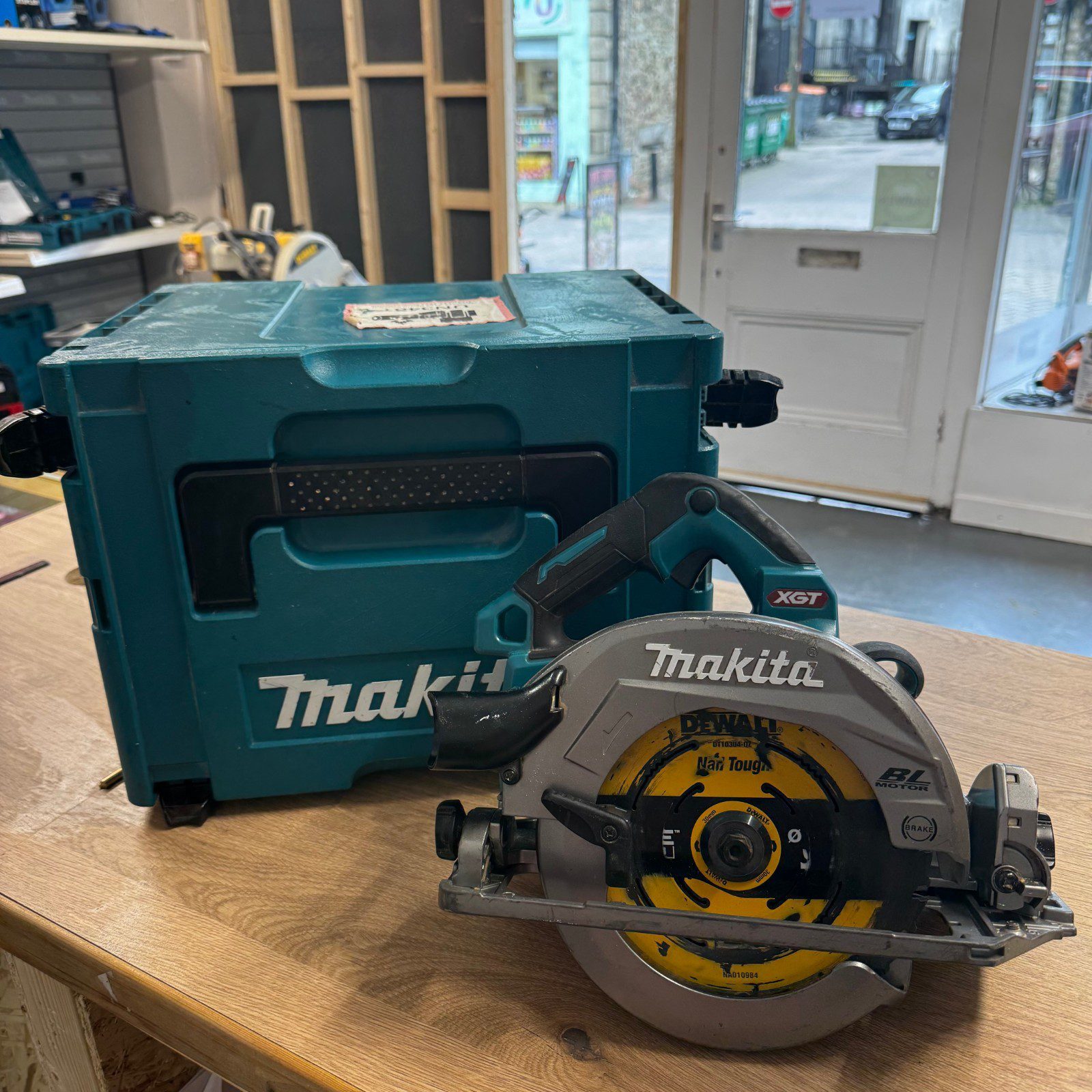 Makita HS004G XGT 40V Max Circular Saw Brushless Bare Unit Used - Image 2