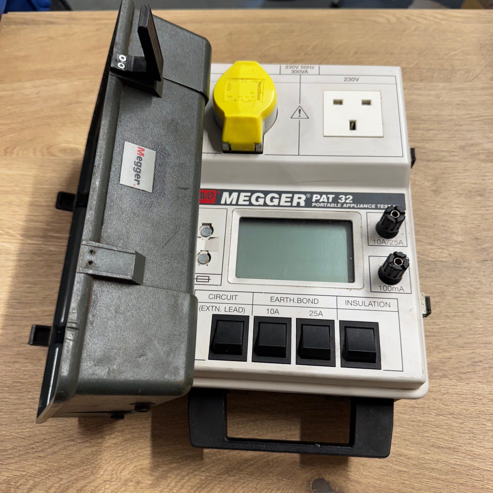 Megger PAT32 Portable Appliance Tester 230V PAT Tester With Lead Case Used - Image 2