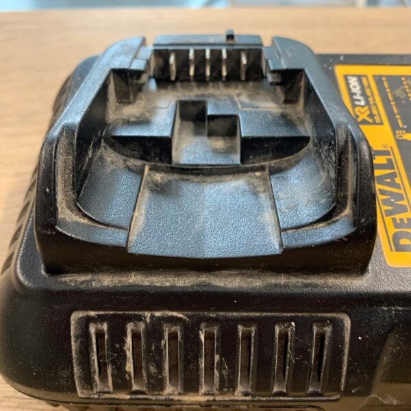 DeWalt DCB105 XR Li-Ion Battery Charger 10.8V 14.4V 18V 22V Used