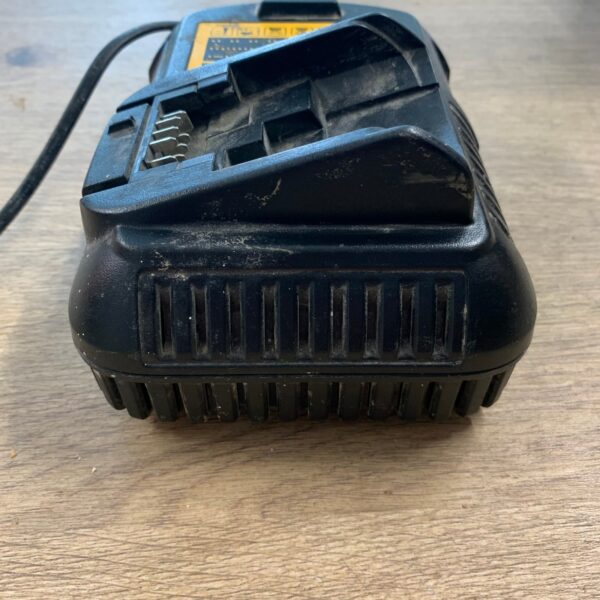 DeWalt DCB105 XR Li-Ion Battery Charger 10.8V 14.4V 18V 22V Used