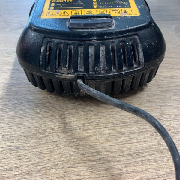 DeWalt DCB105 XR Li-Ion Battery Charger 10.8V 14.4V 18V 22V Used