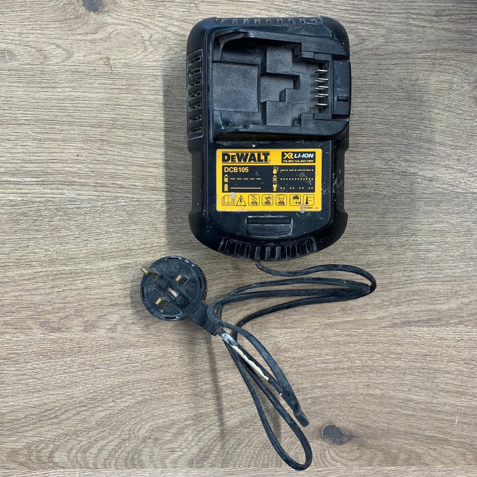 DeWalt DCB105 XR Li-Ion Battery Charger 10.8V 14.4V 18V 22V Used - Image 12